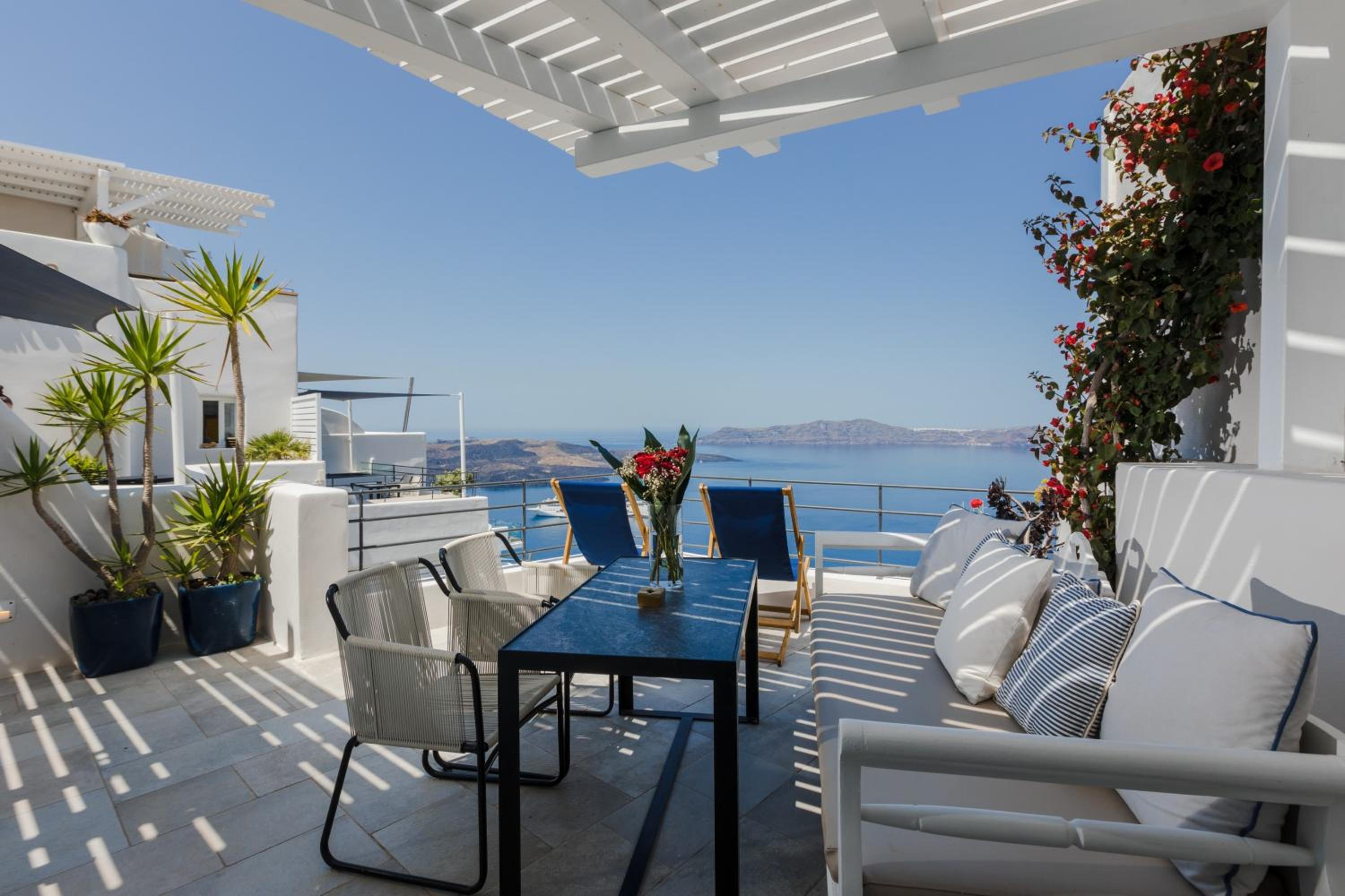 The Porto Fira Suite with Hot Tub and Caldera View - Photo 13