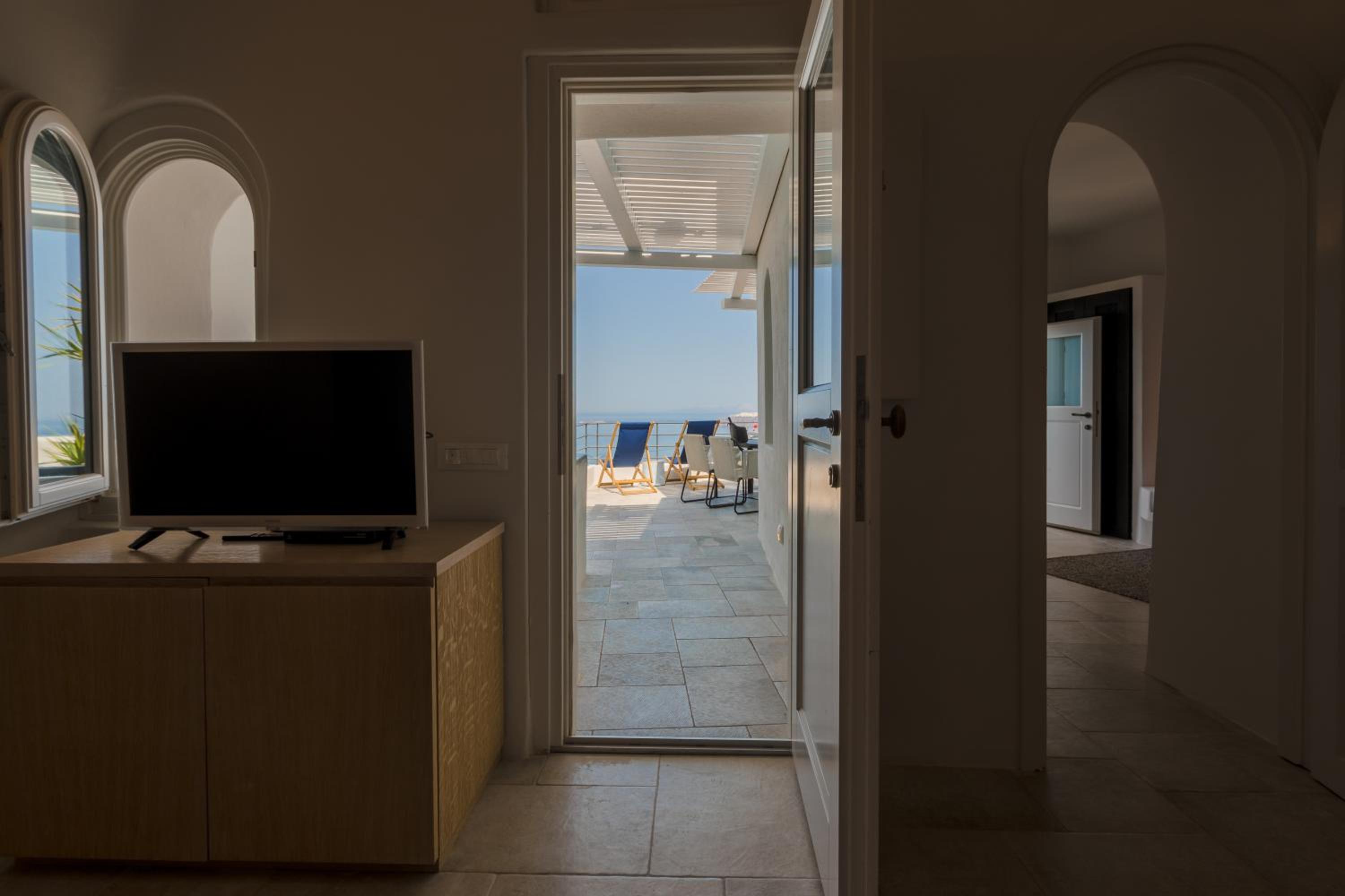 The Porto Fira Suite with Hot Tub and Caldera View - Photo 3