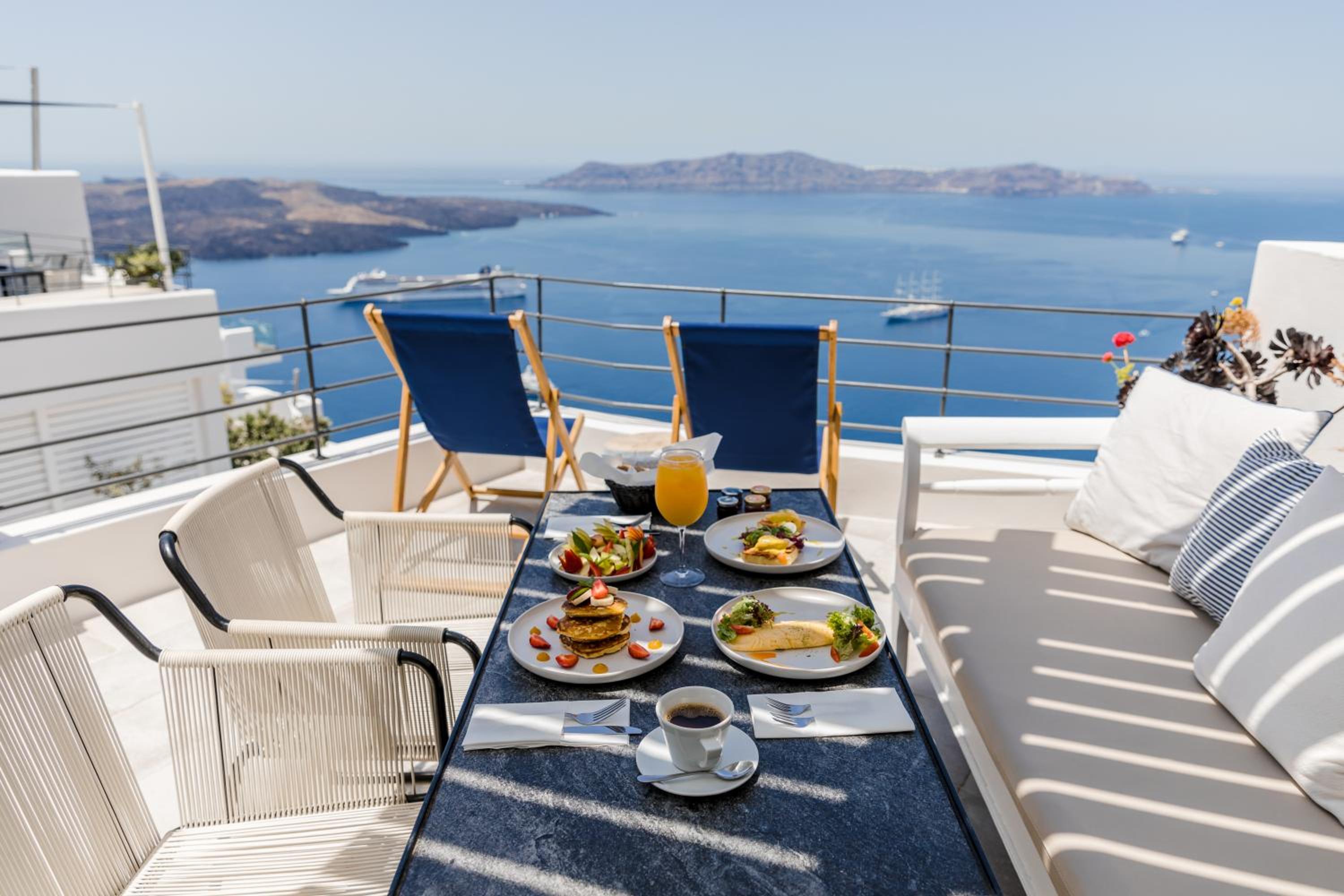 The Porto Fira Suite with Hot Tub and Caldera View - Photo 14