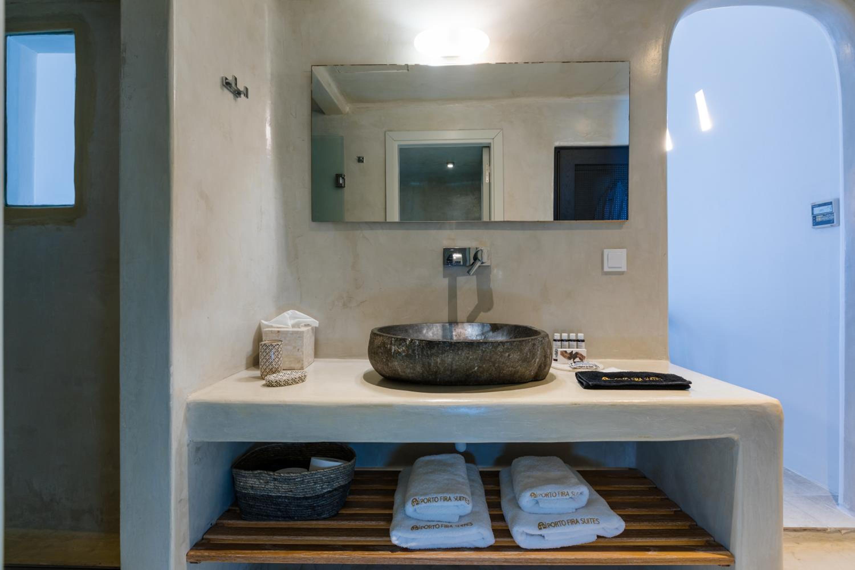 The Porto Fira Suite with Hot Tub and Caldera View - Photo 9