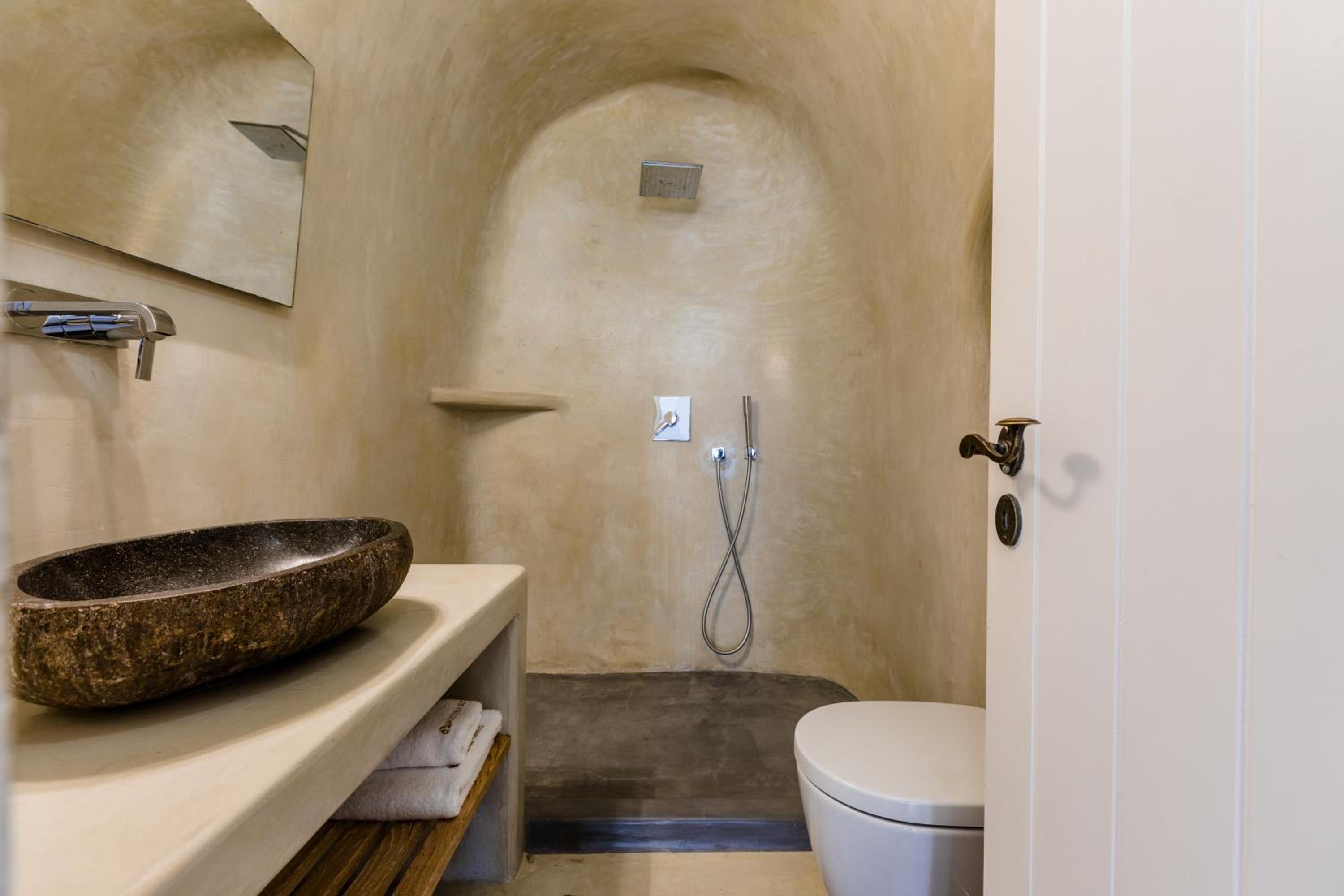 The Porto Fira Suite with Hot Tub and Caldera View - Photo 8