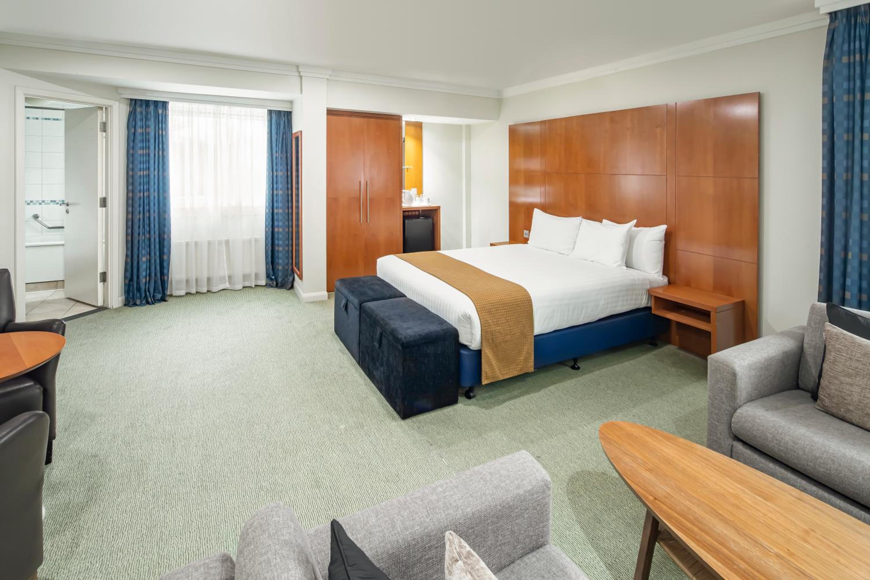 Standard Queen Room with One Queen and Two Sofa Beds - Photo 2
