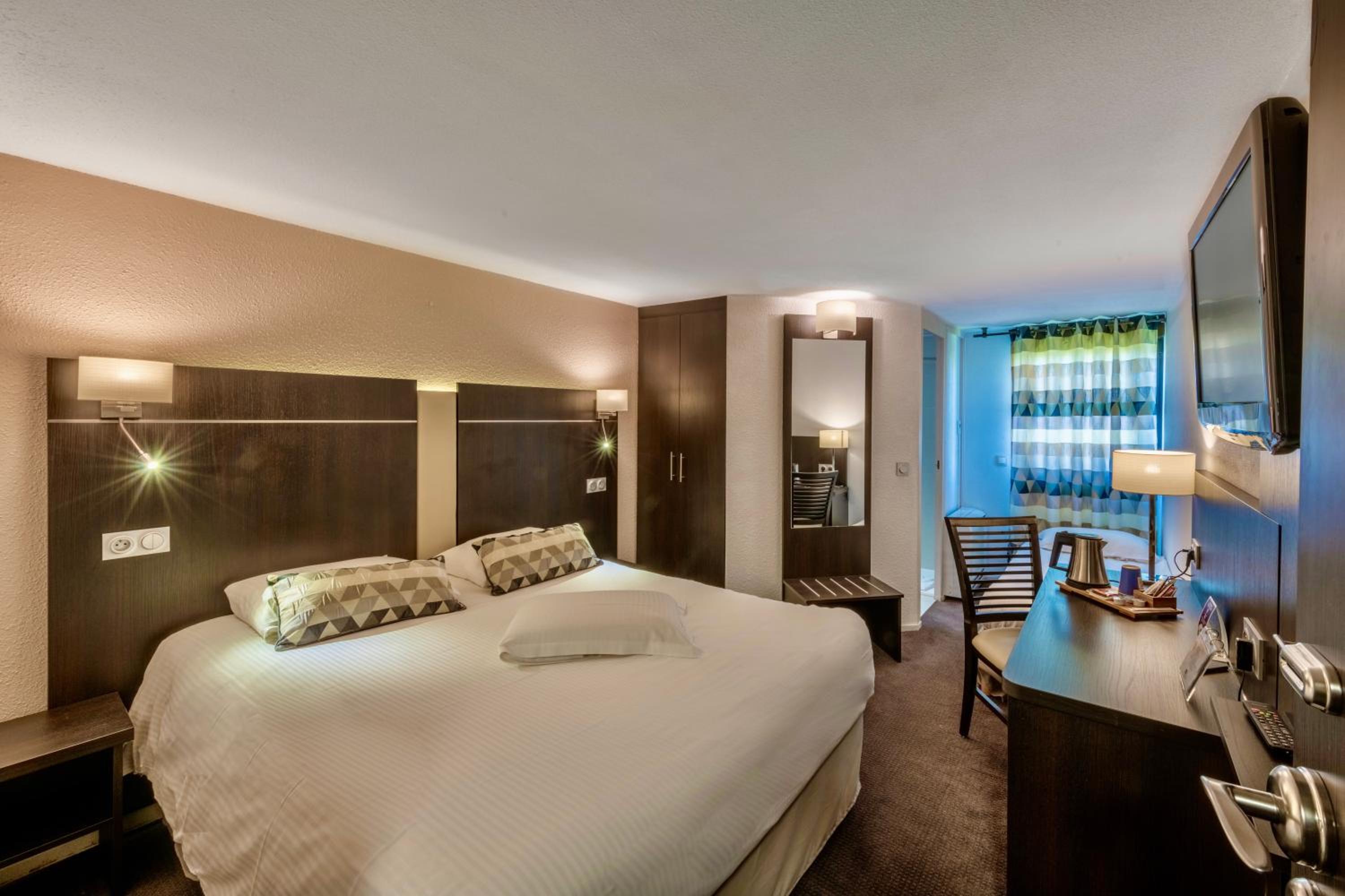 Triple Room (1 Double Bed + 1 Single Bed) - Photo 1