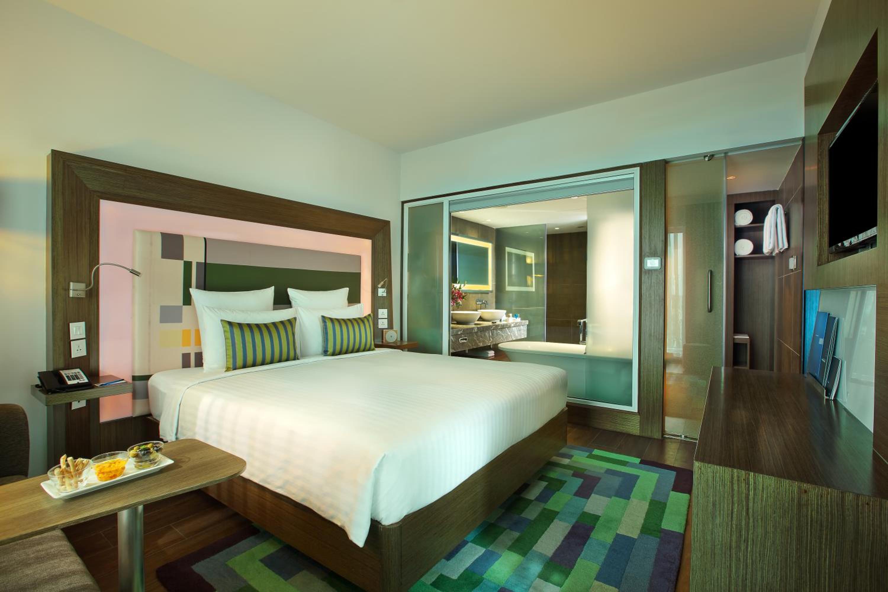 Executive Suite King Bed - Separate Living Room - Bathtub - Photo 1