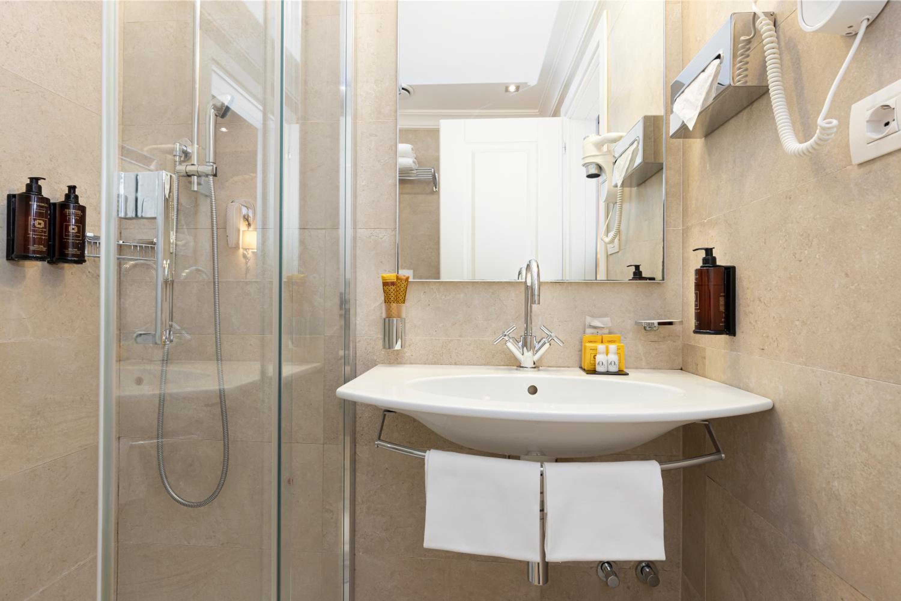 Double or Twin Room photo 2