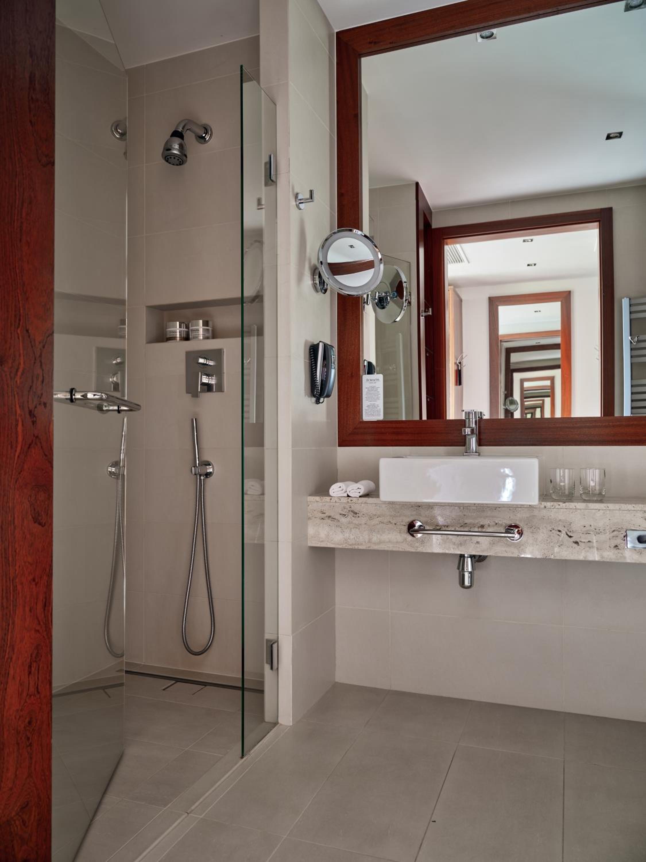 Double or Twin Room - Photo 4