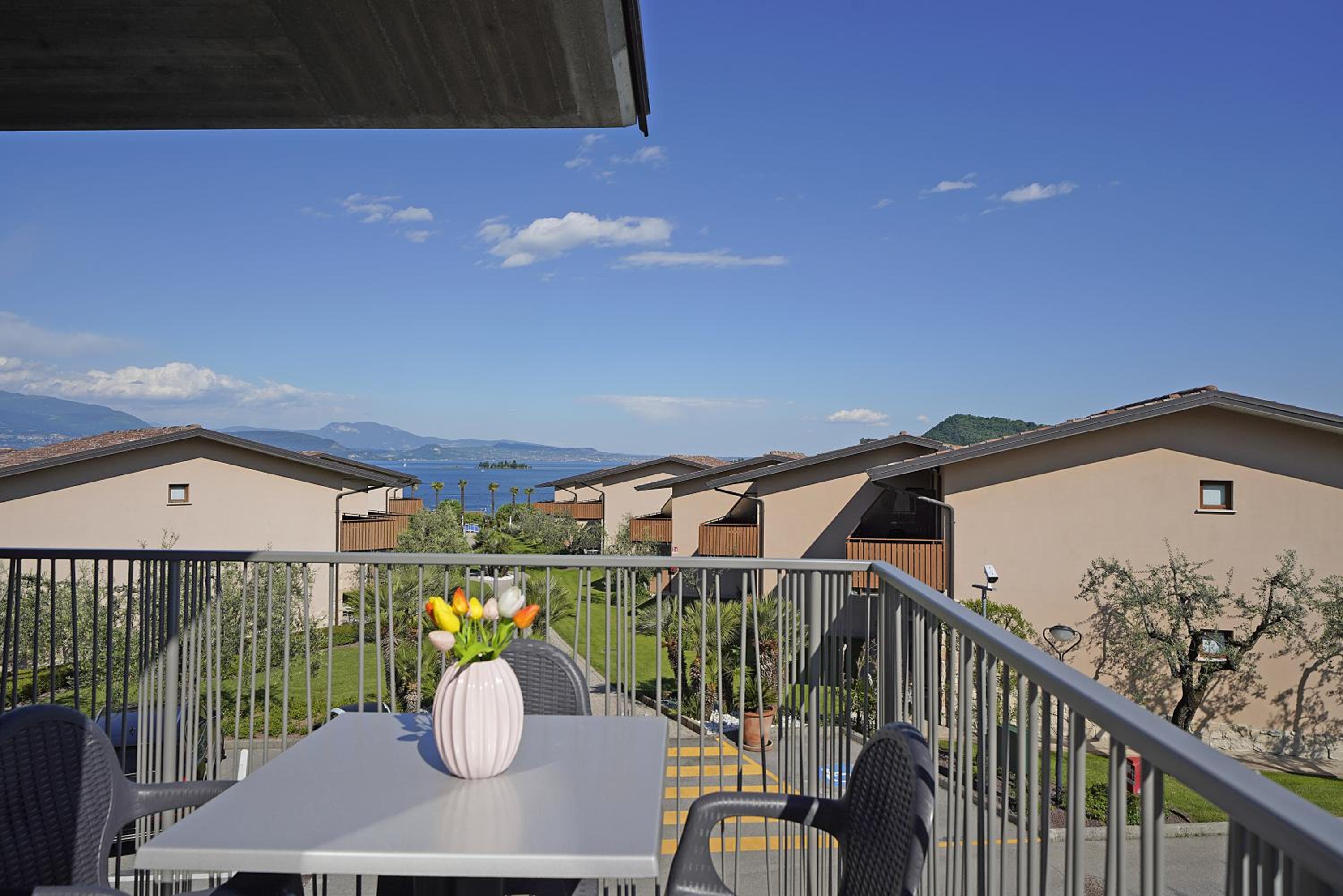 Two-Bedroom Apartment with Lake View - Photo 15