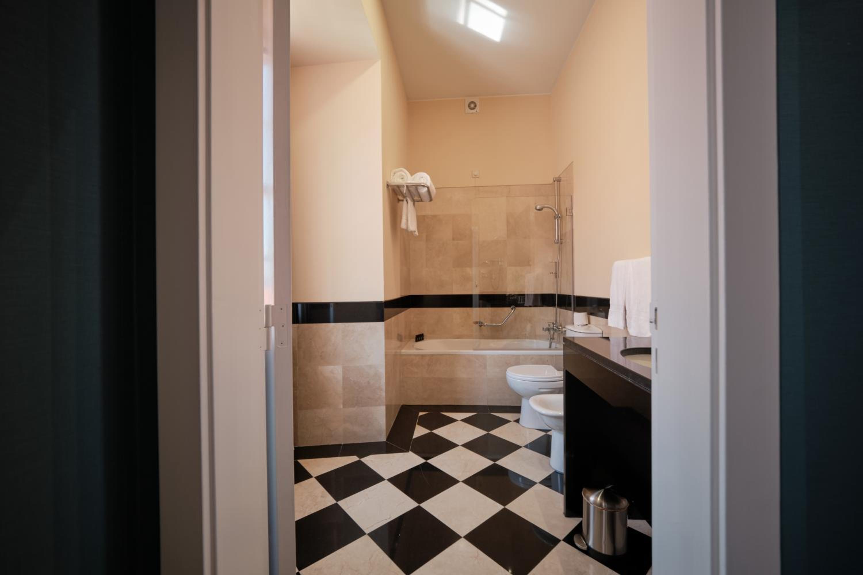 Premium Double Room - Photo 8
