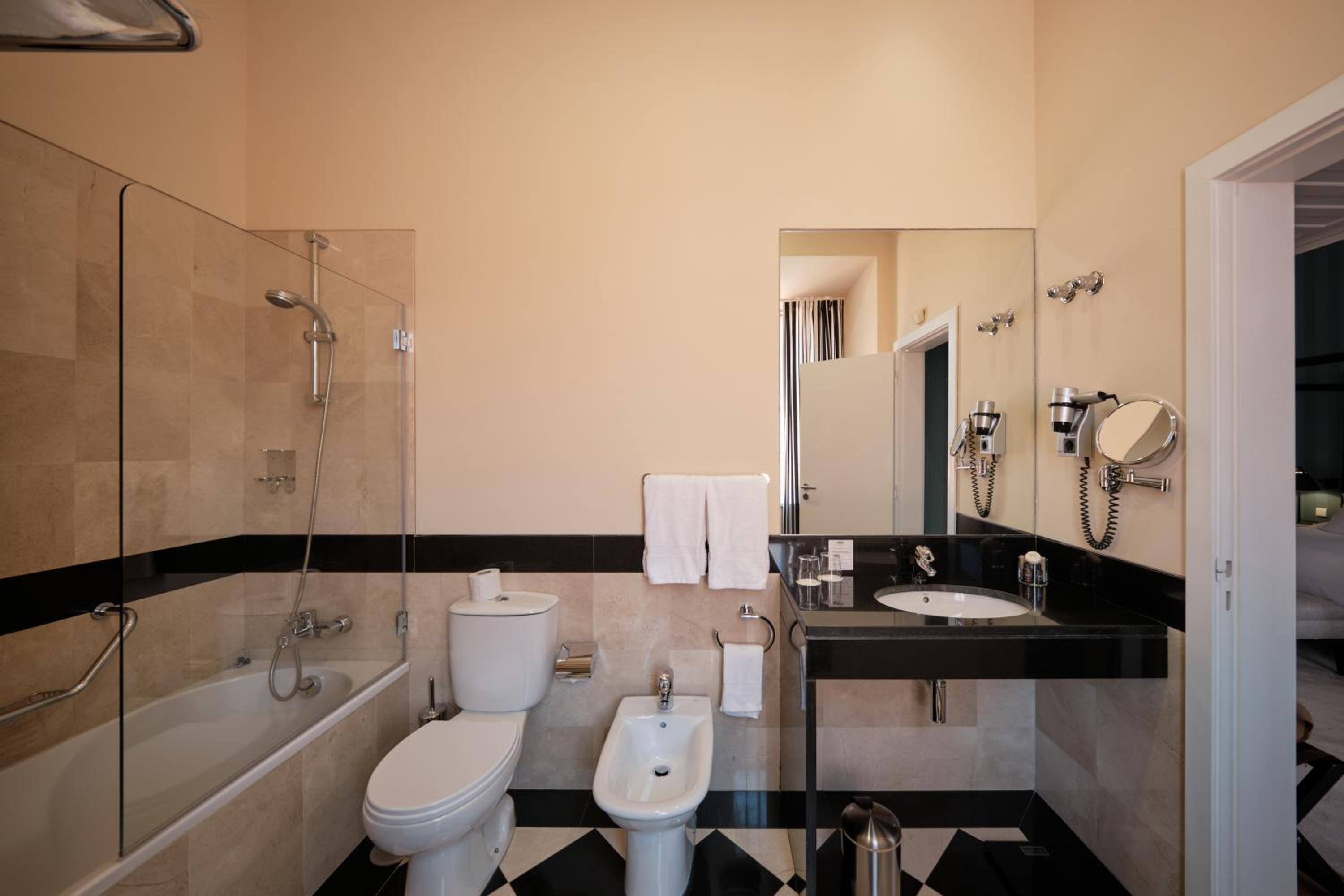 Premium Double Room - Photo 7
