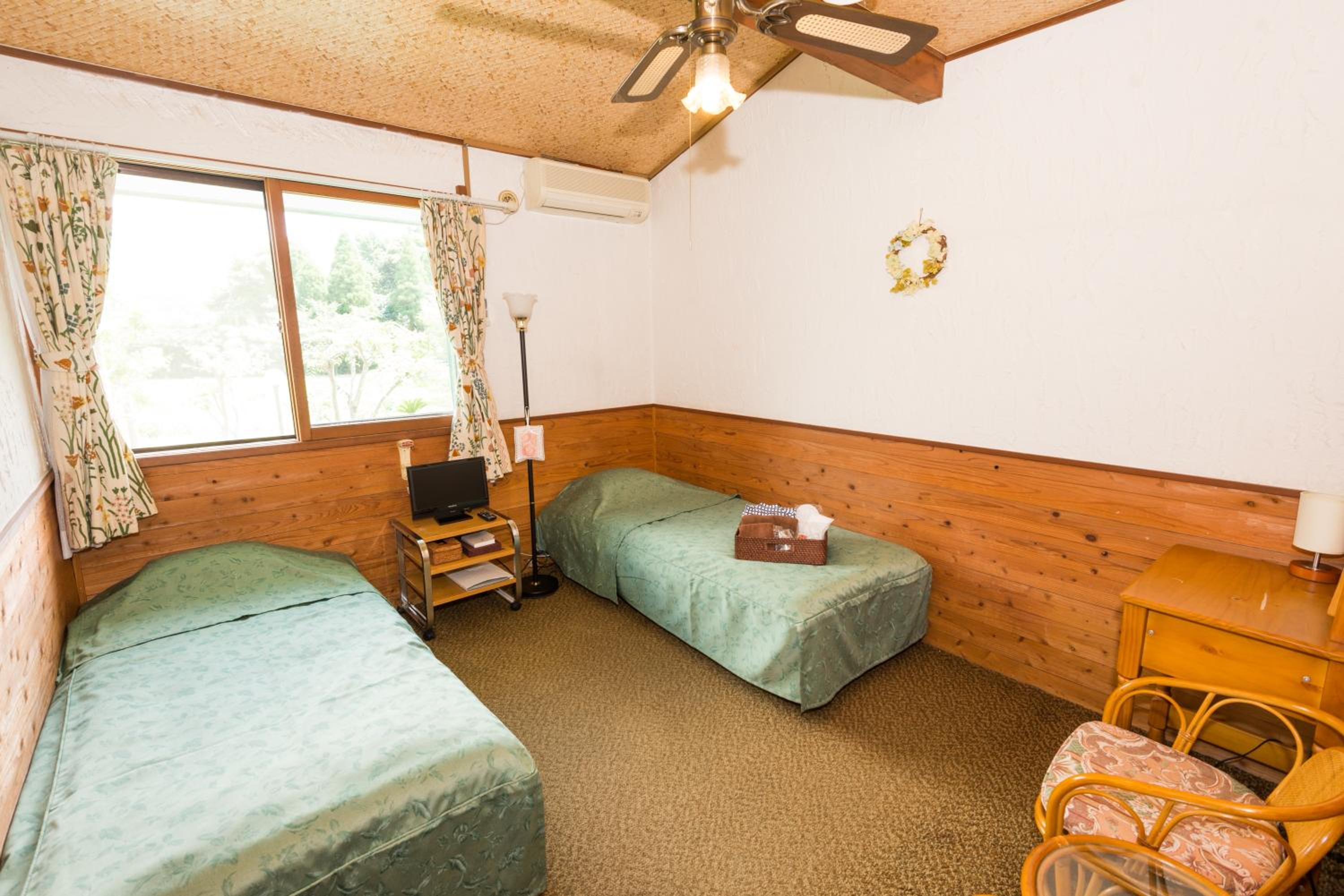 Standard Twin Room with Shared Bathroom photo 1