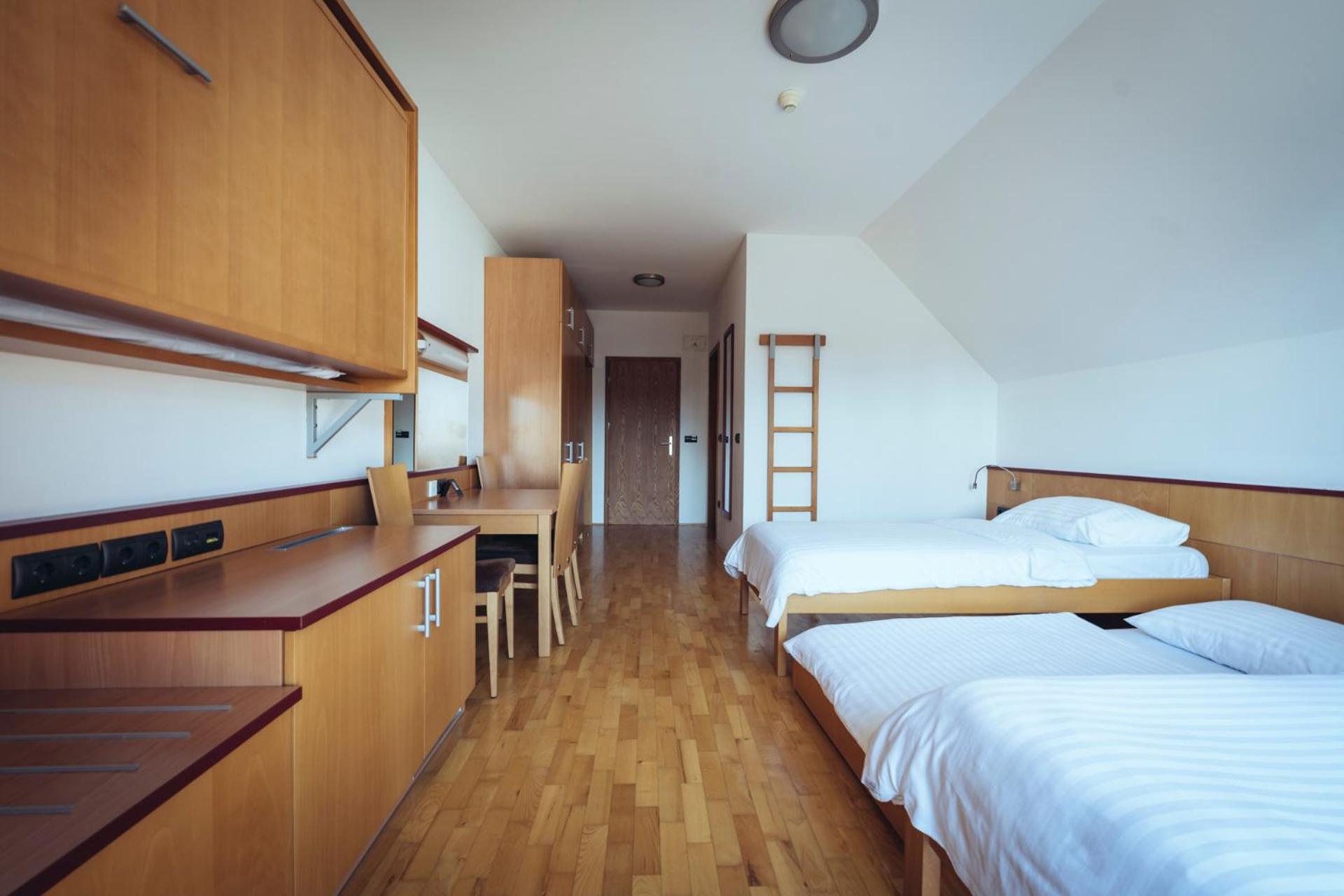 Twin Room with Balcony - Photo 3