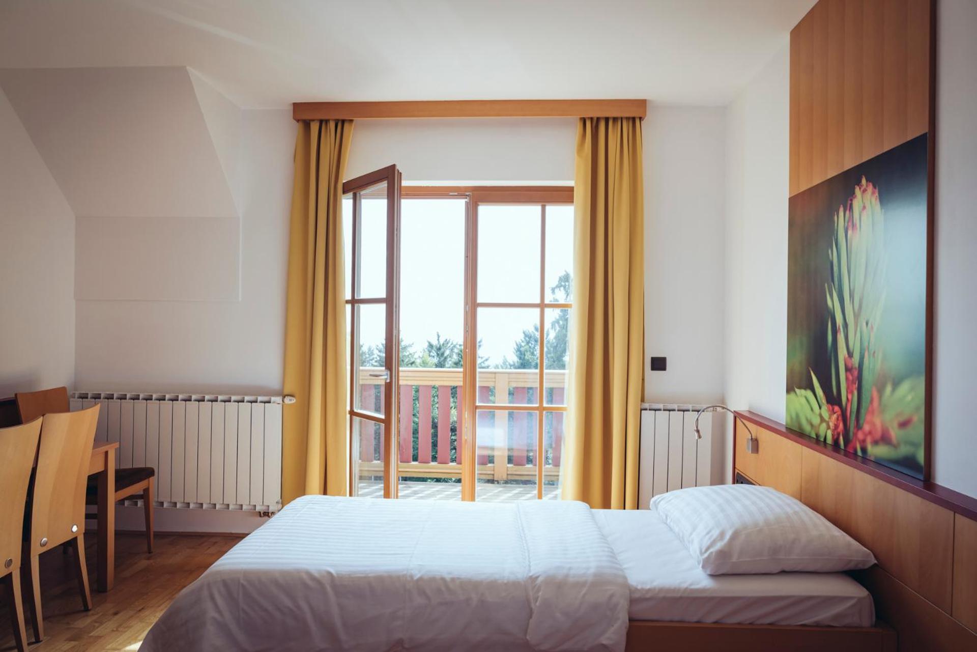Twin Room with Balcony - Photo 6