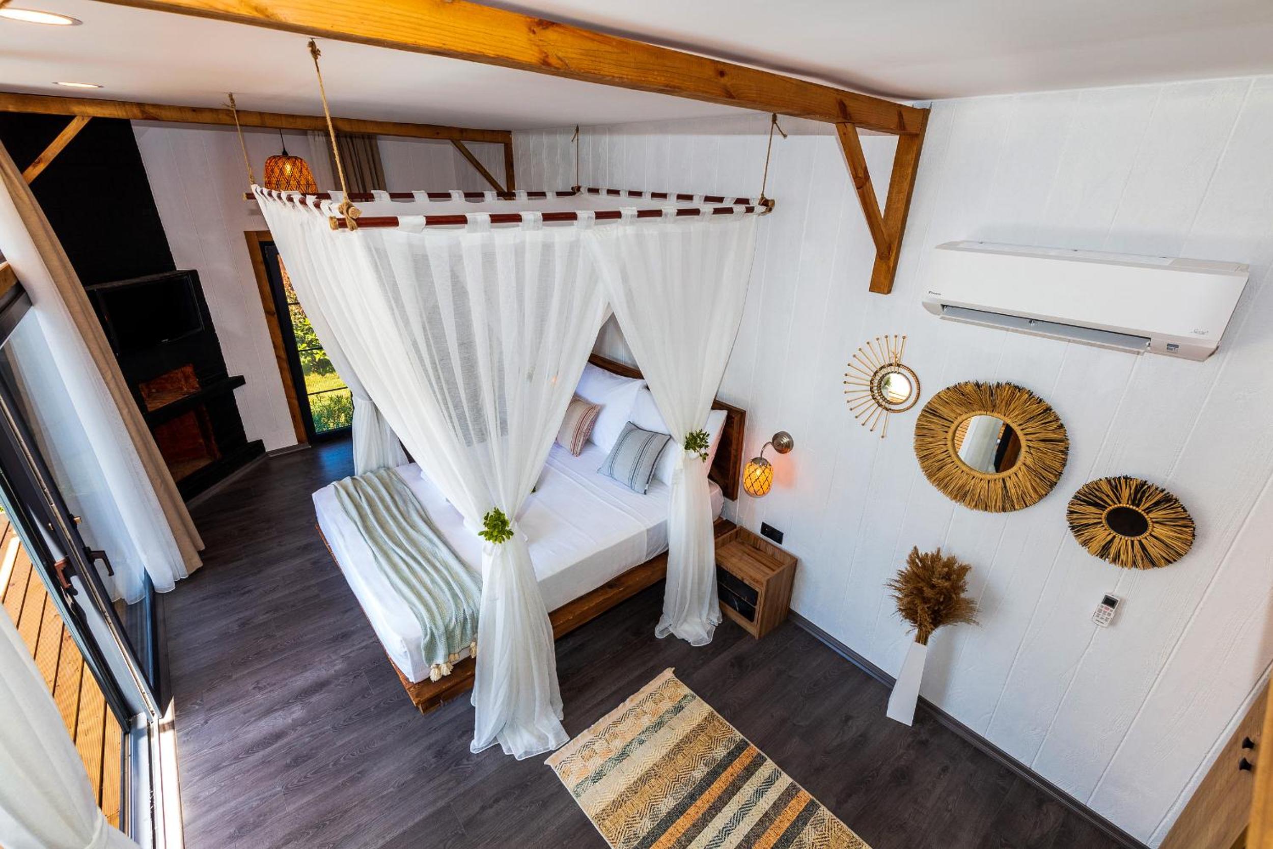Deluxe Double Room with Balcony and Sea View - Photo 1
