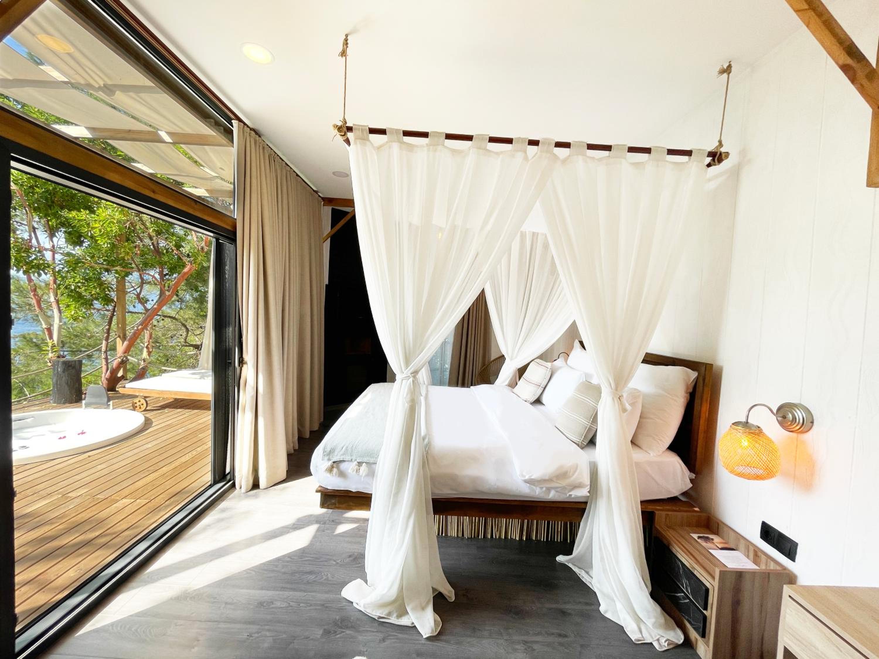 Deluxe Double Room with Balcony and Sea View - Photo 4