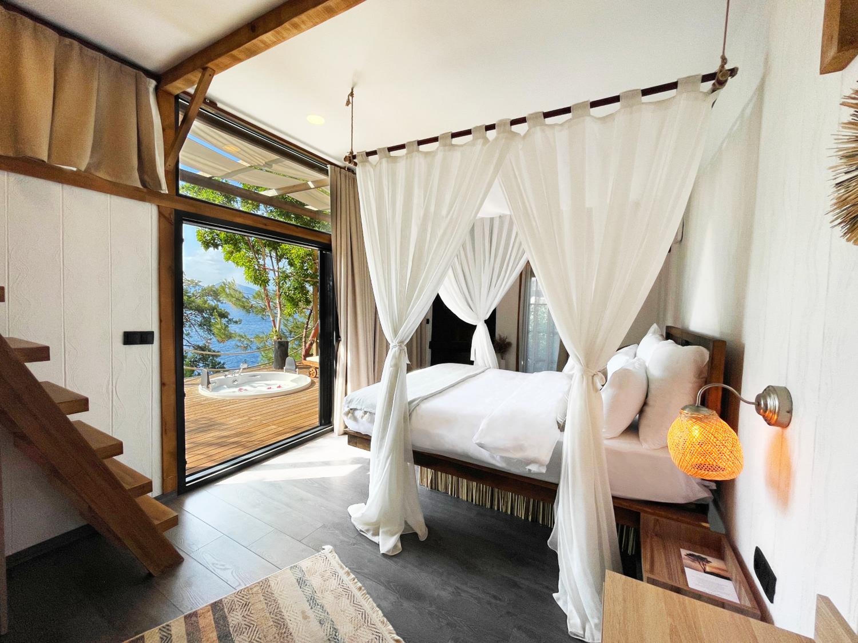 Deluxe Double Room with Balcony and Sea View - Photo 3