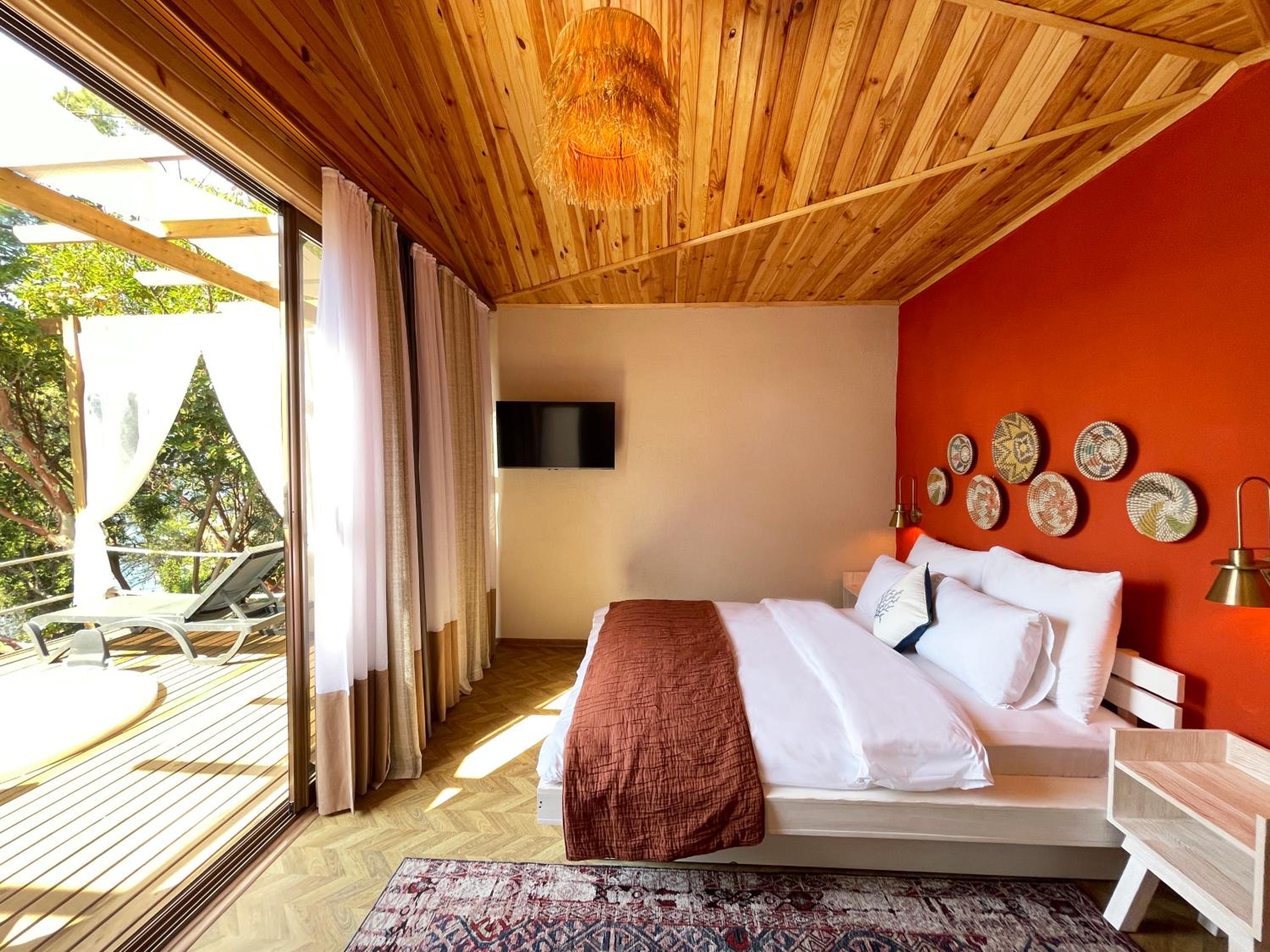 Suite with Hot Tub - Photo 1
