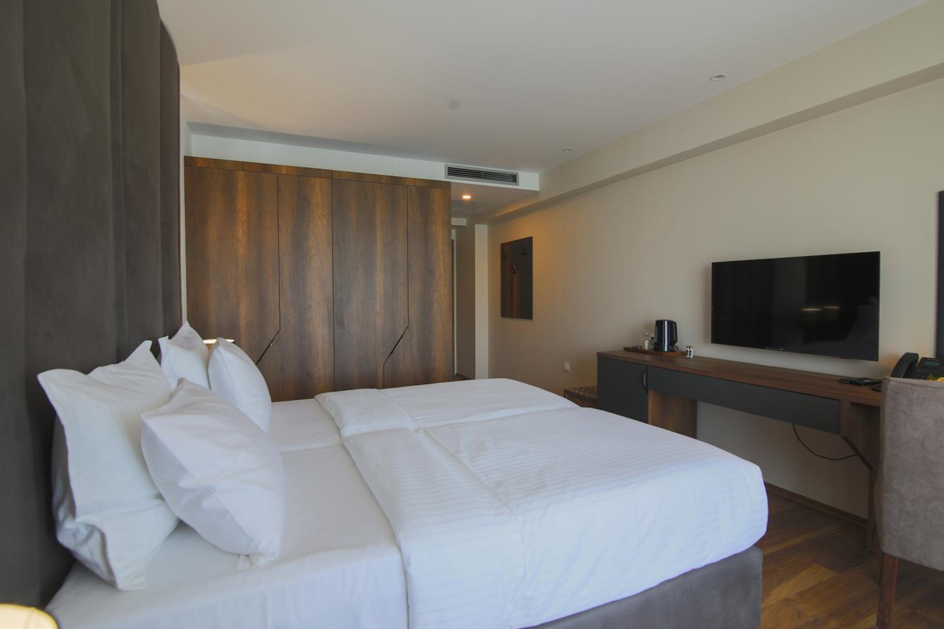Deluxe Double Room with Balcony photo 3