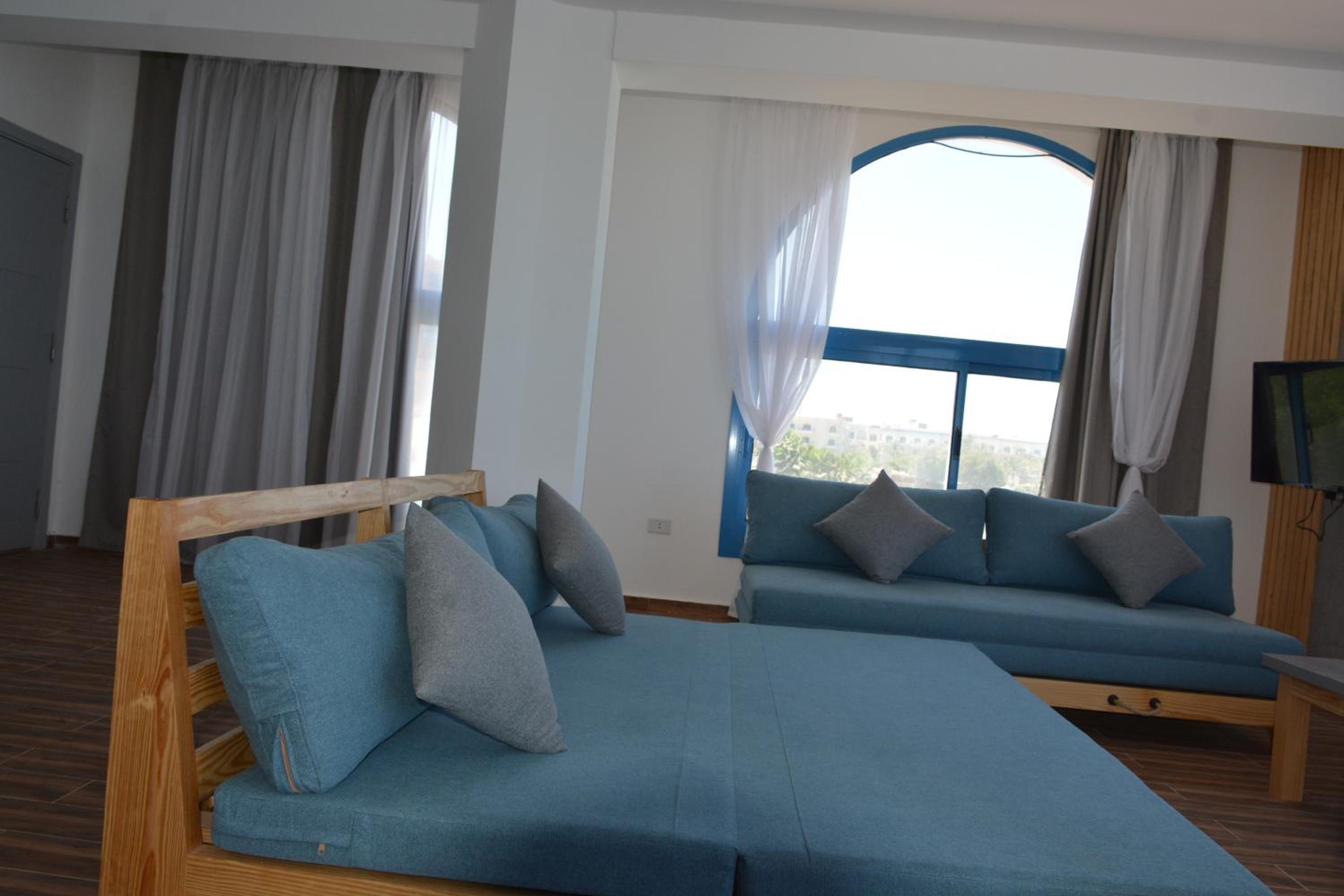 Deluxe King Suite photo 1