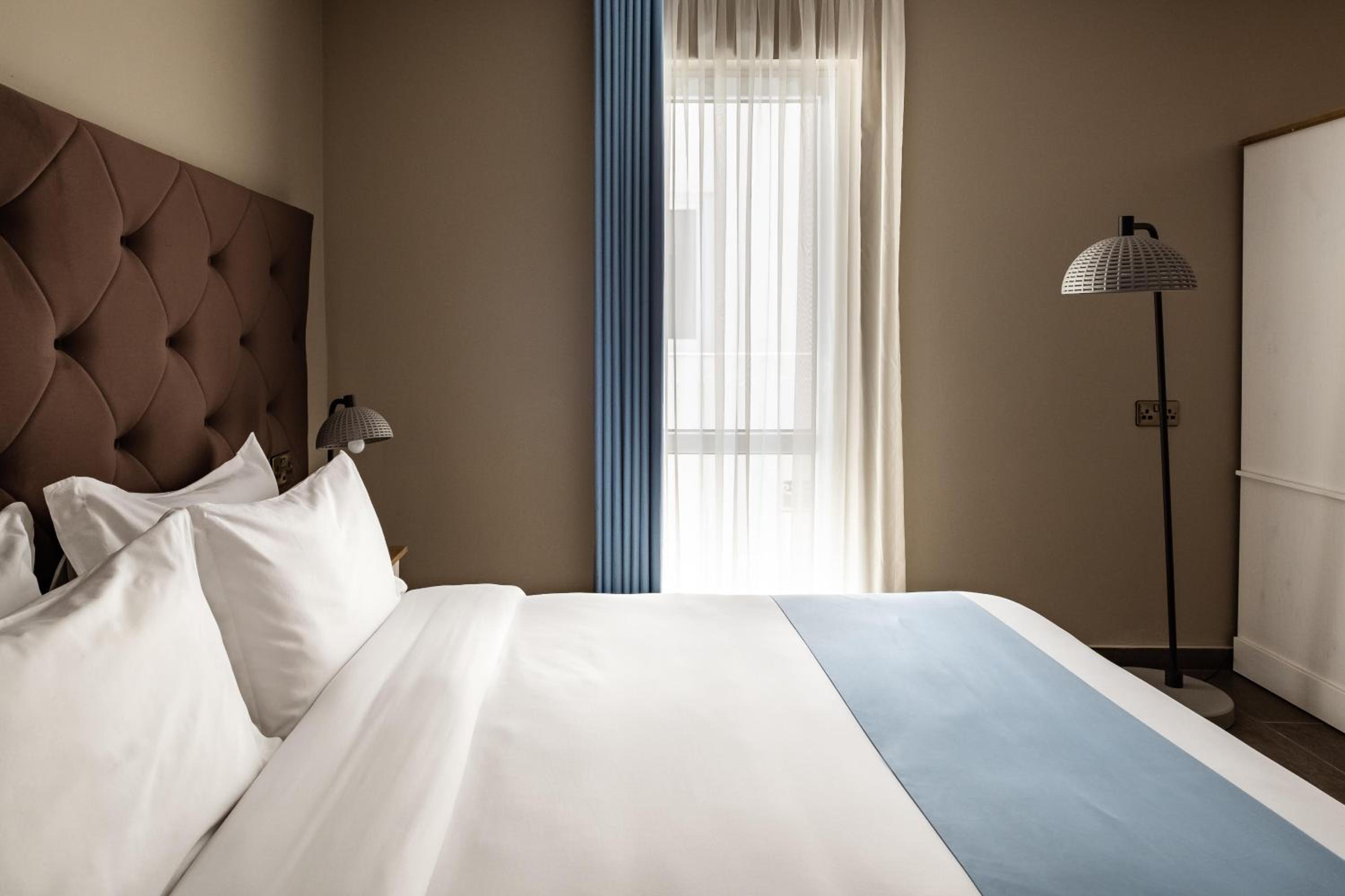 Deluxe King Room - Photo 3