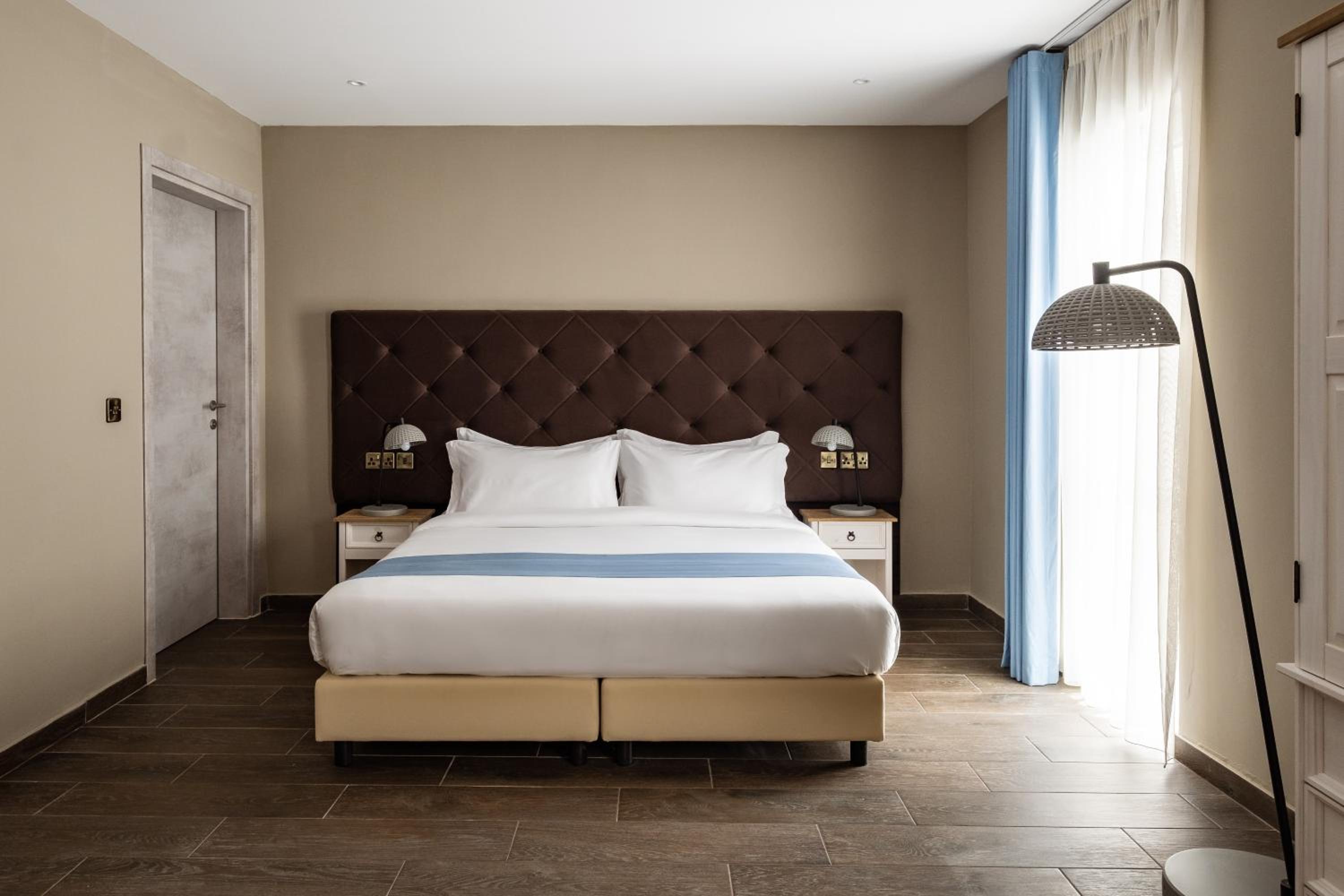 Deluxe King Room - Photo 1