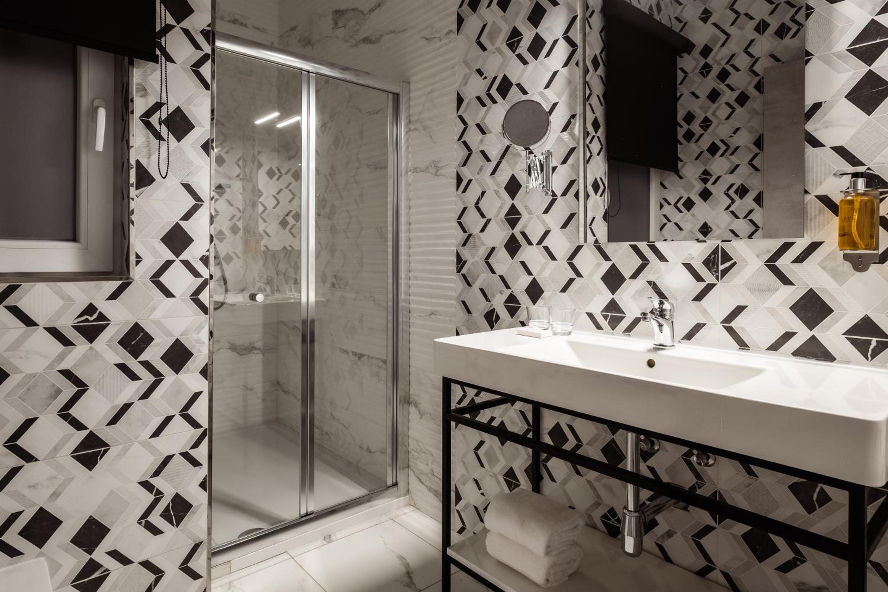 Deluxe King Room - Photo 5