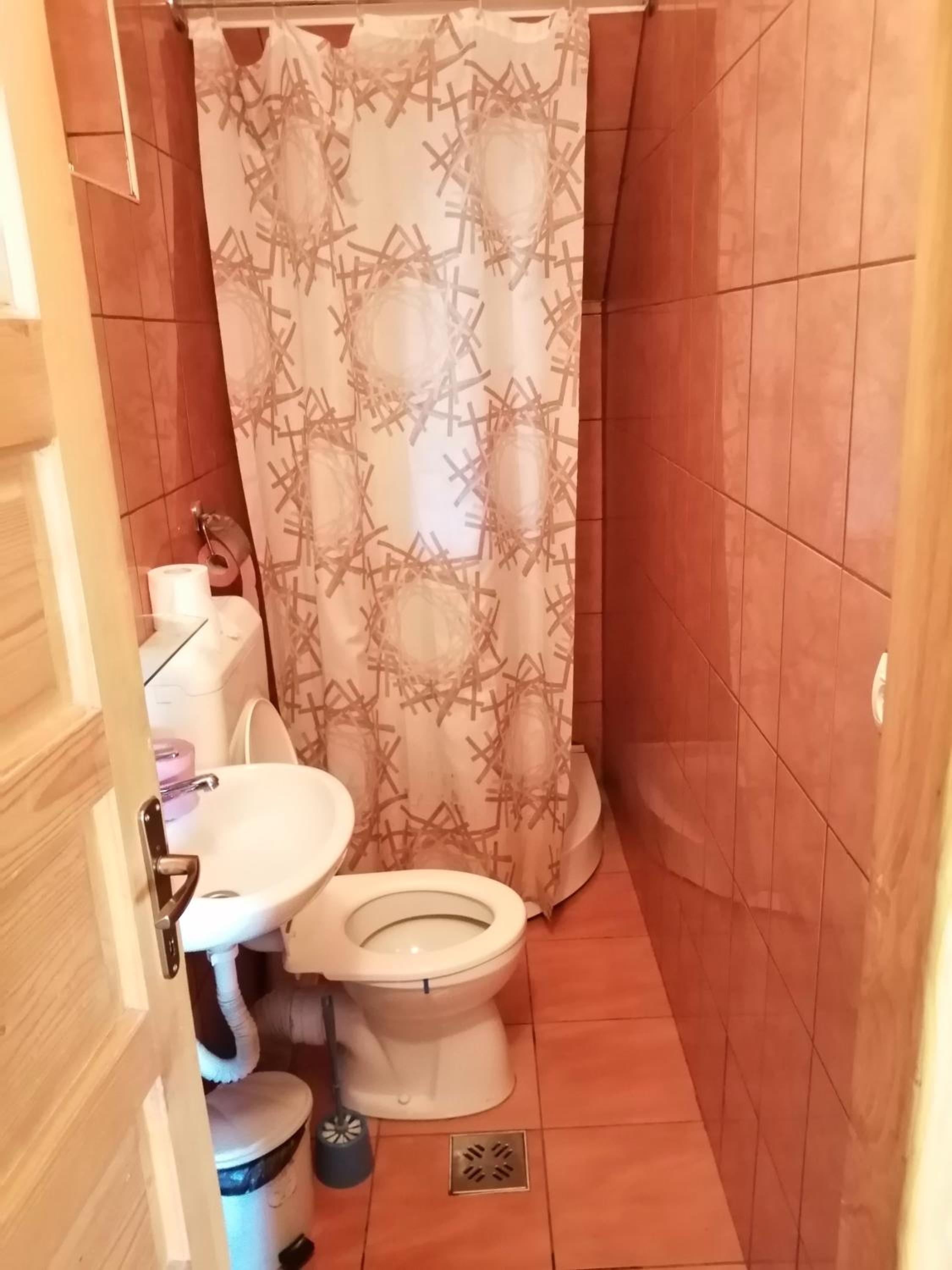 King Room with Balcony - Photo 4