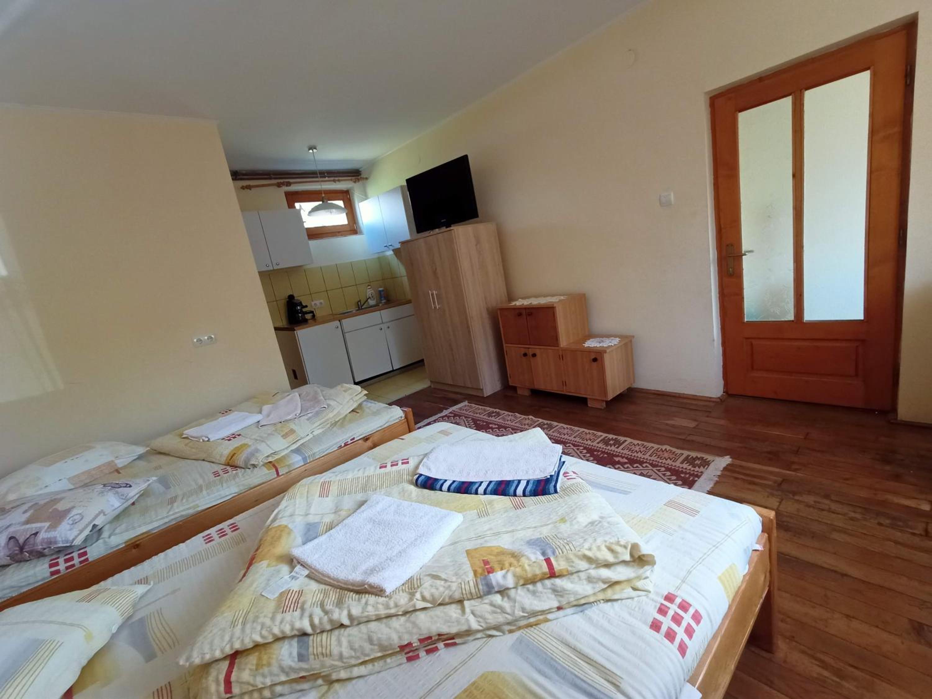 Large Double Room - Photo 2