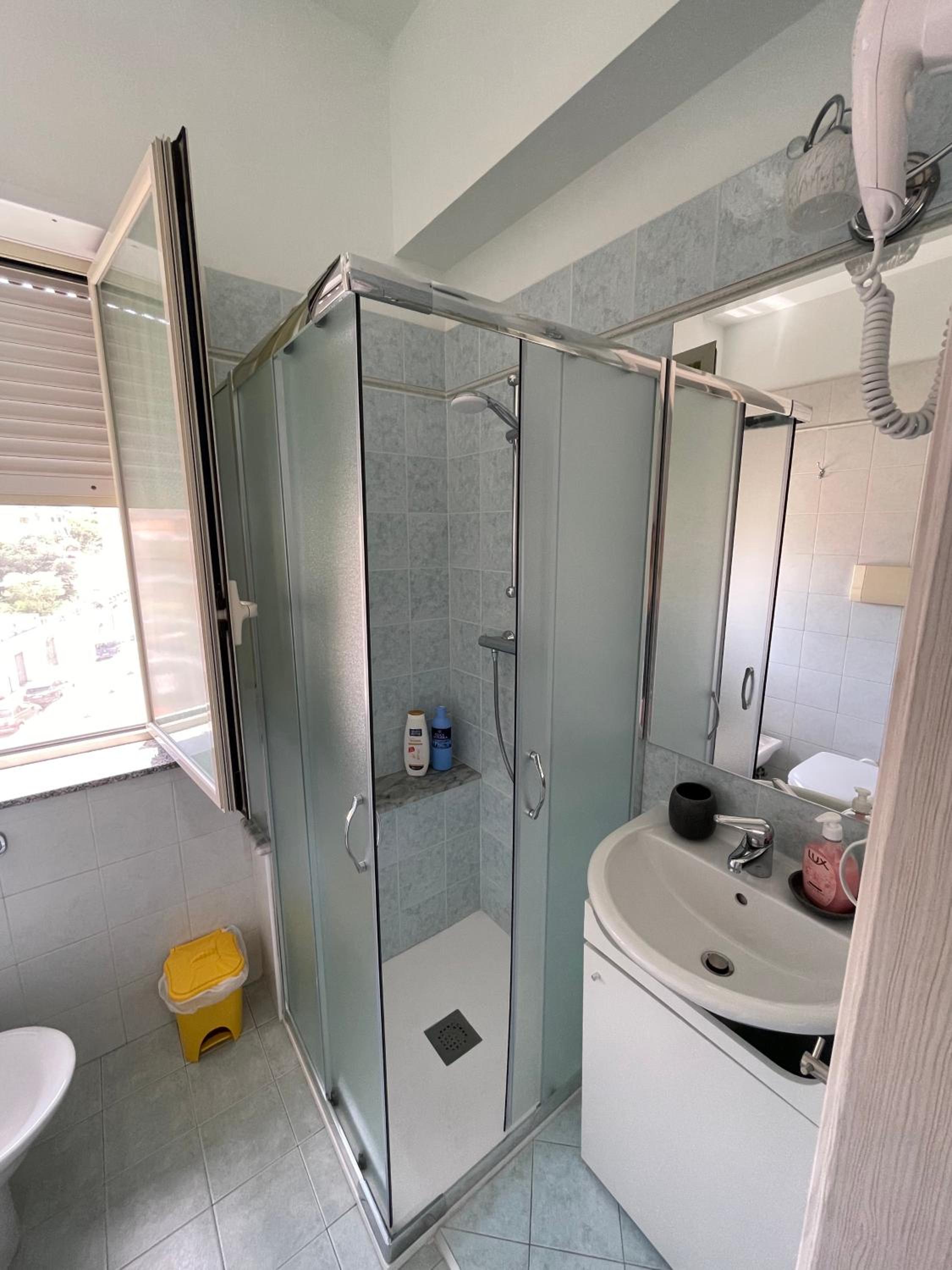 Quadruple Room with Private External Bathroom - Photo 22