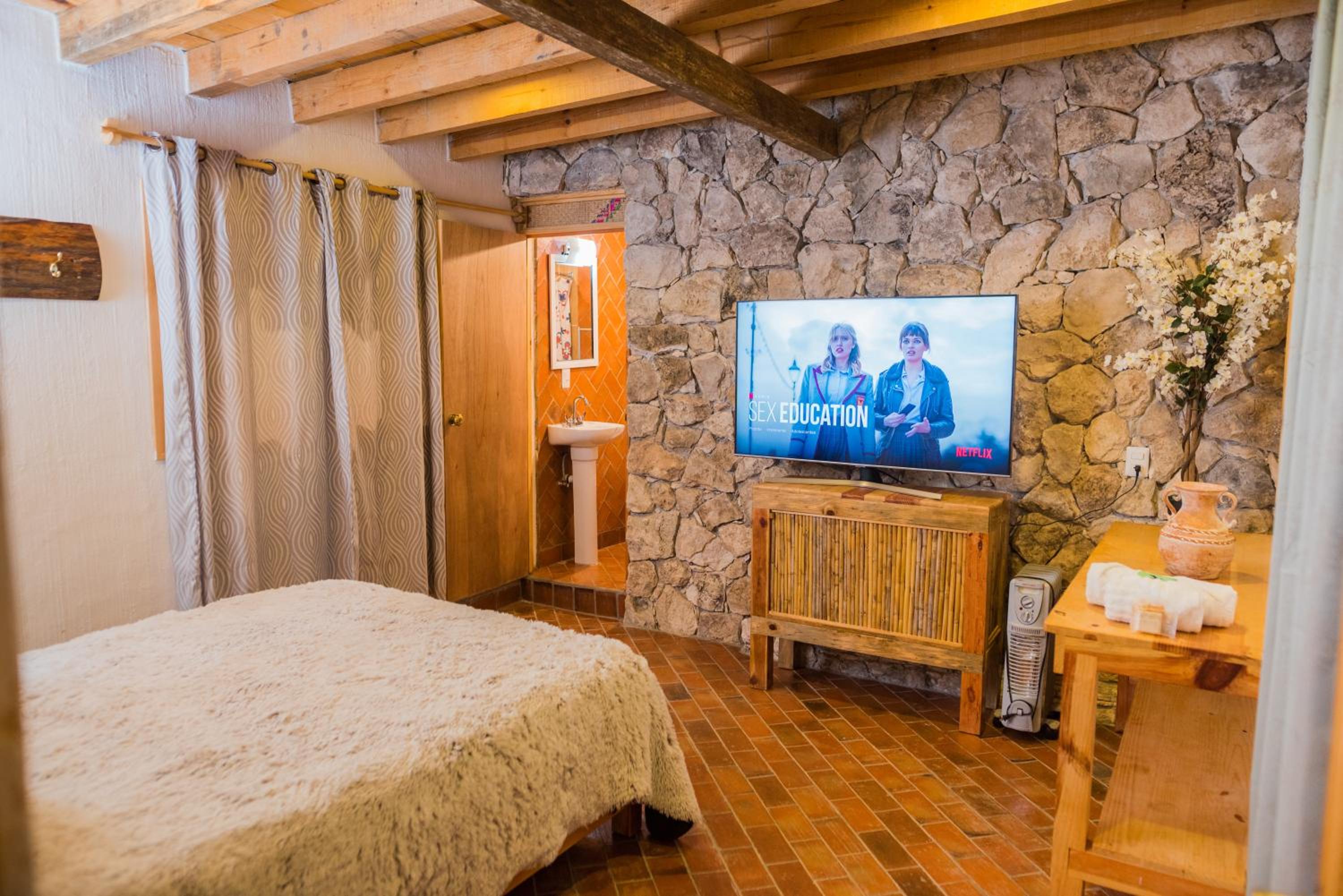 Deluxe Queen Room - Photo 7