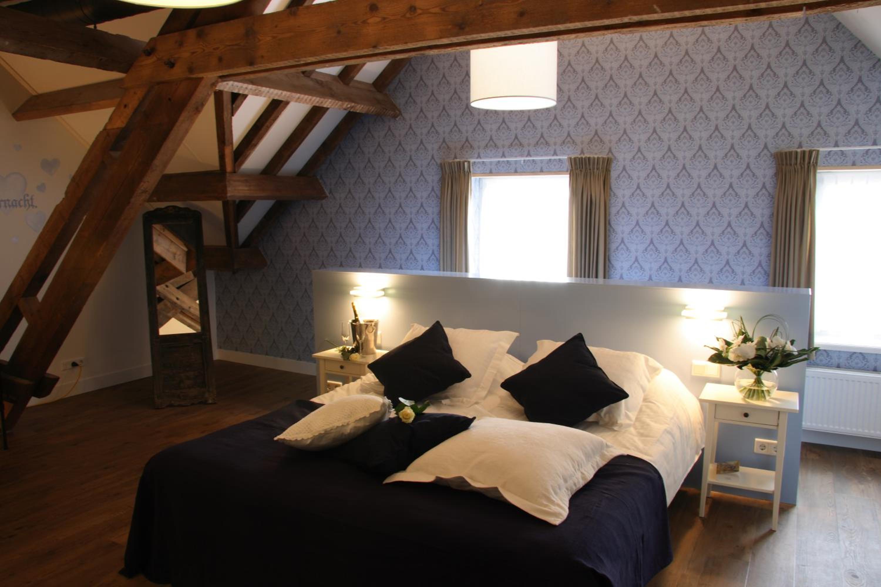 Deluxe Double Room with Bath - Photo 3
