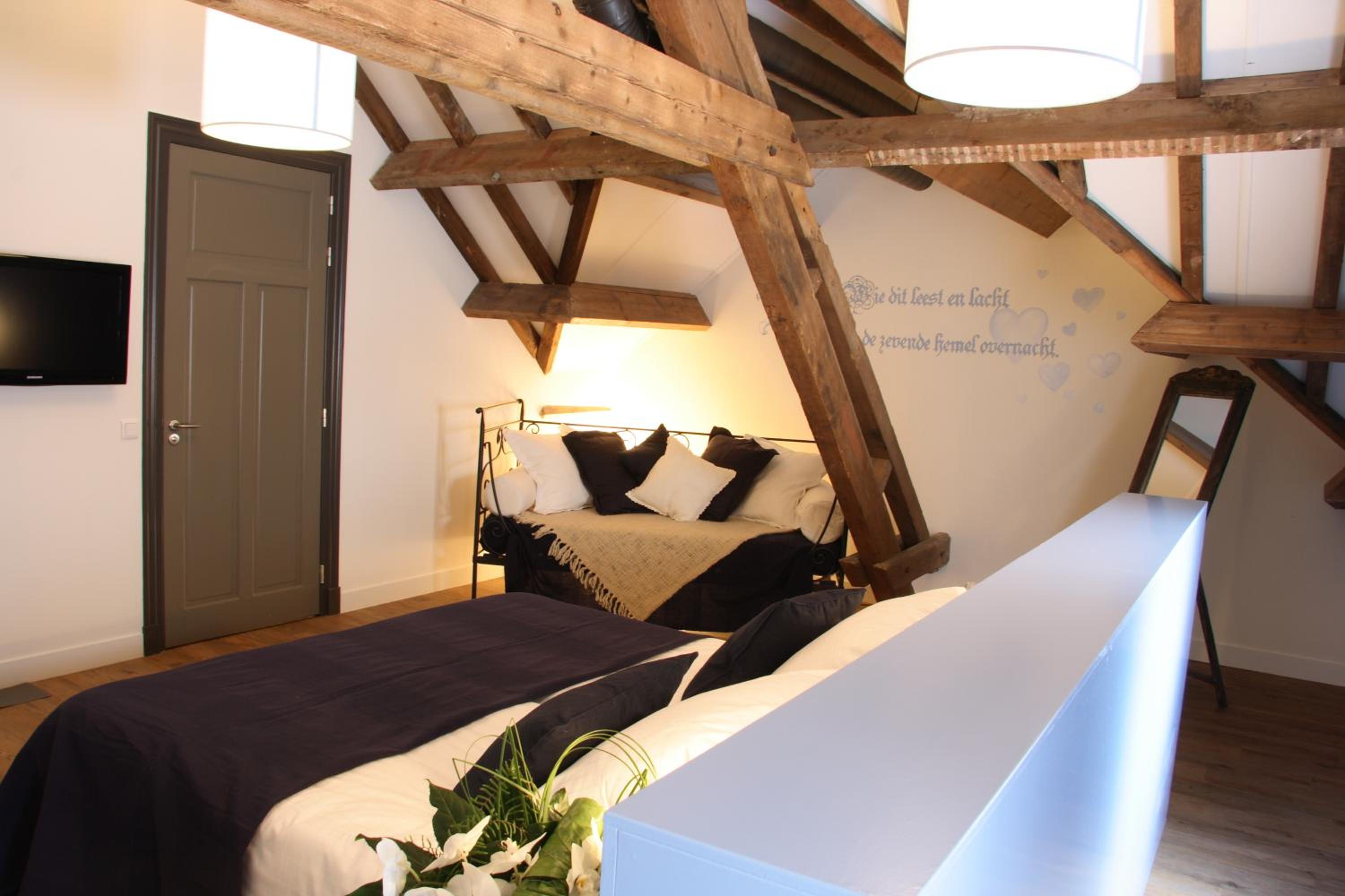 Deluxe Double Room with Bath - Photo 4