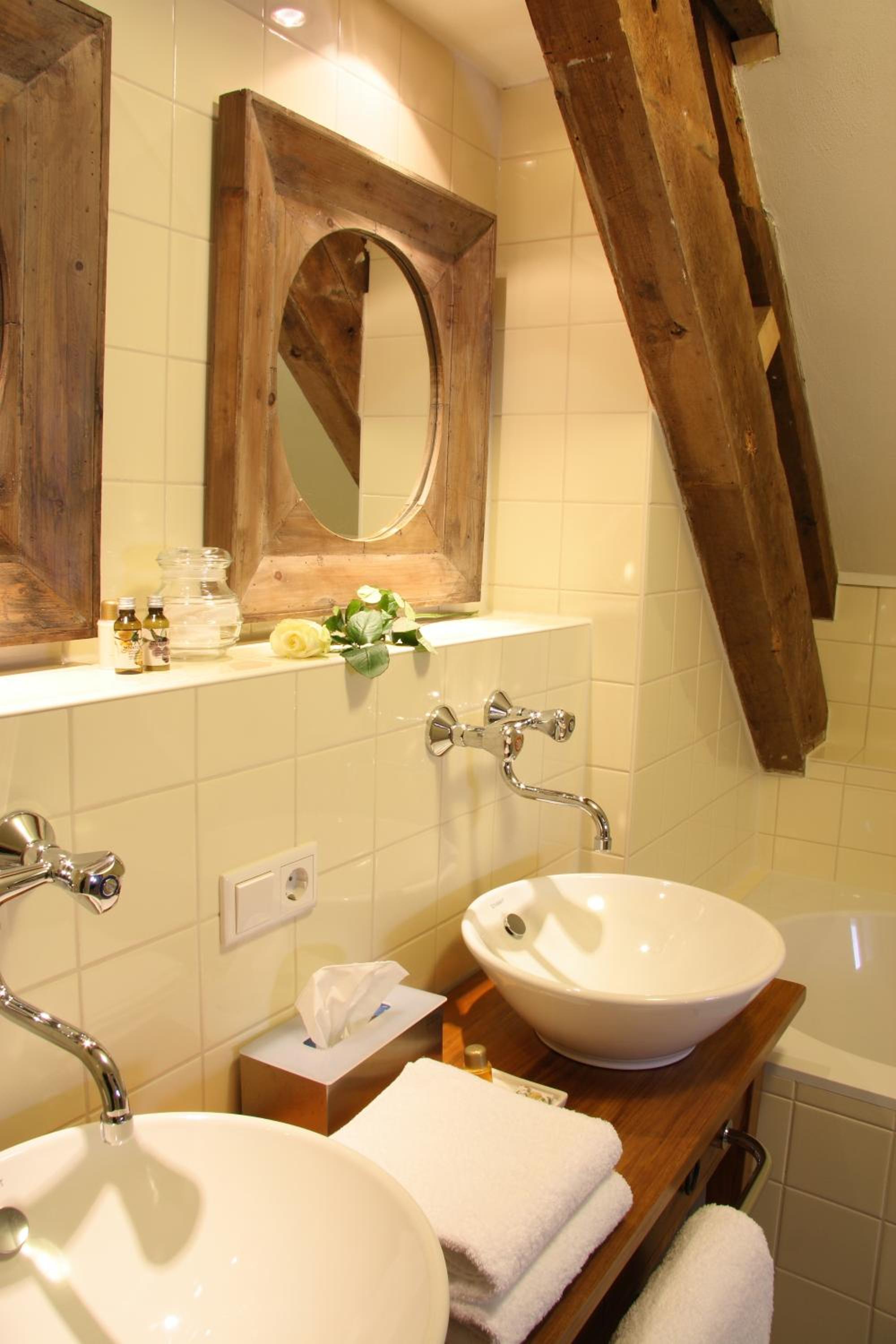 Deluxe Double Room with Bath - Photo 5