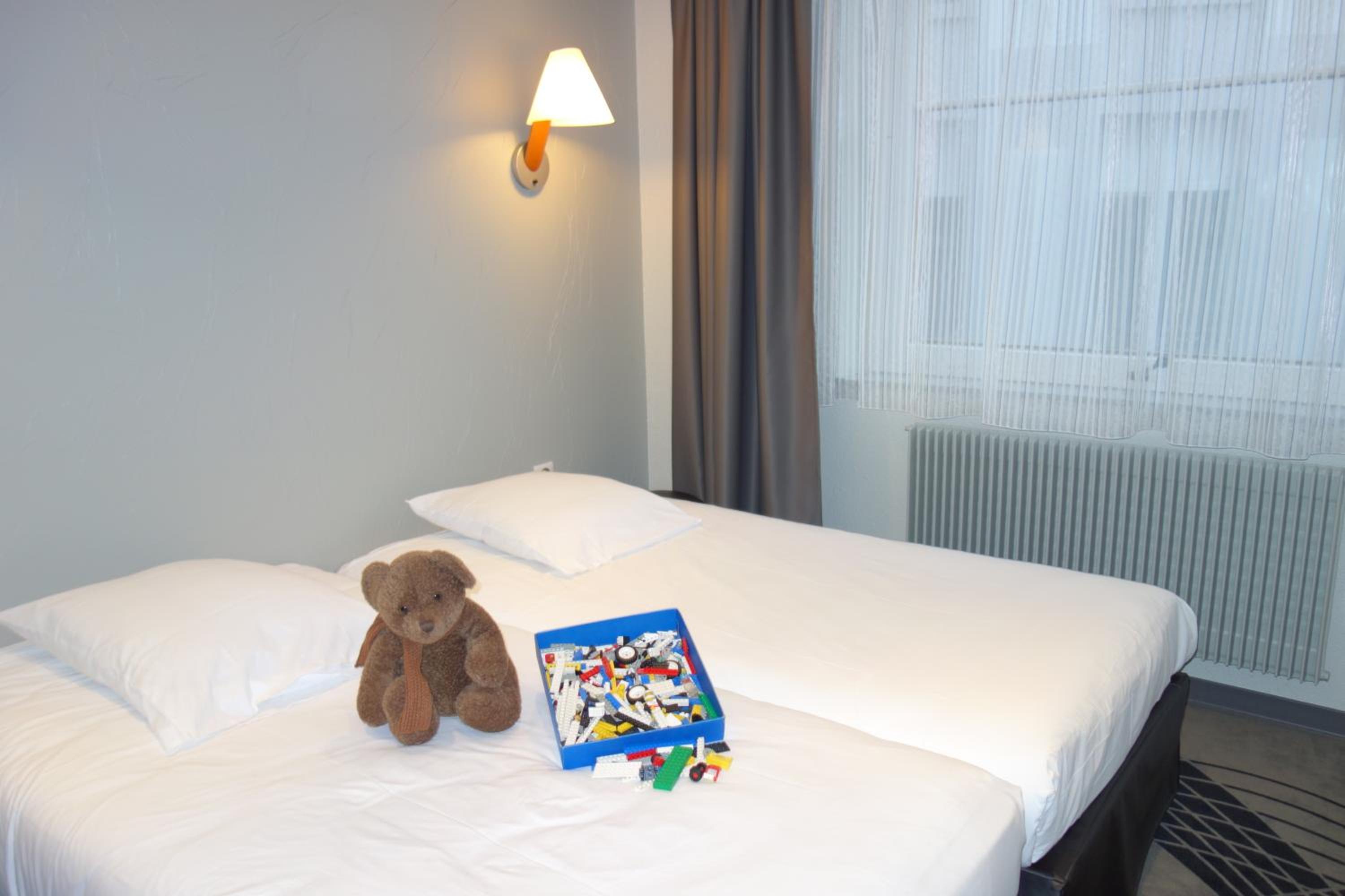 Family Suite with One Double Bed and Twin Beds - Photo 7