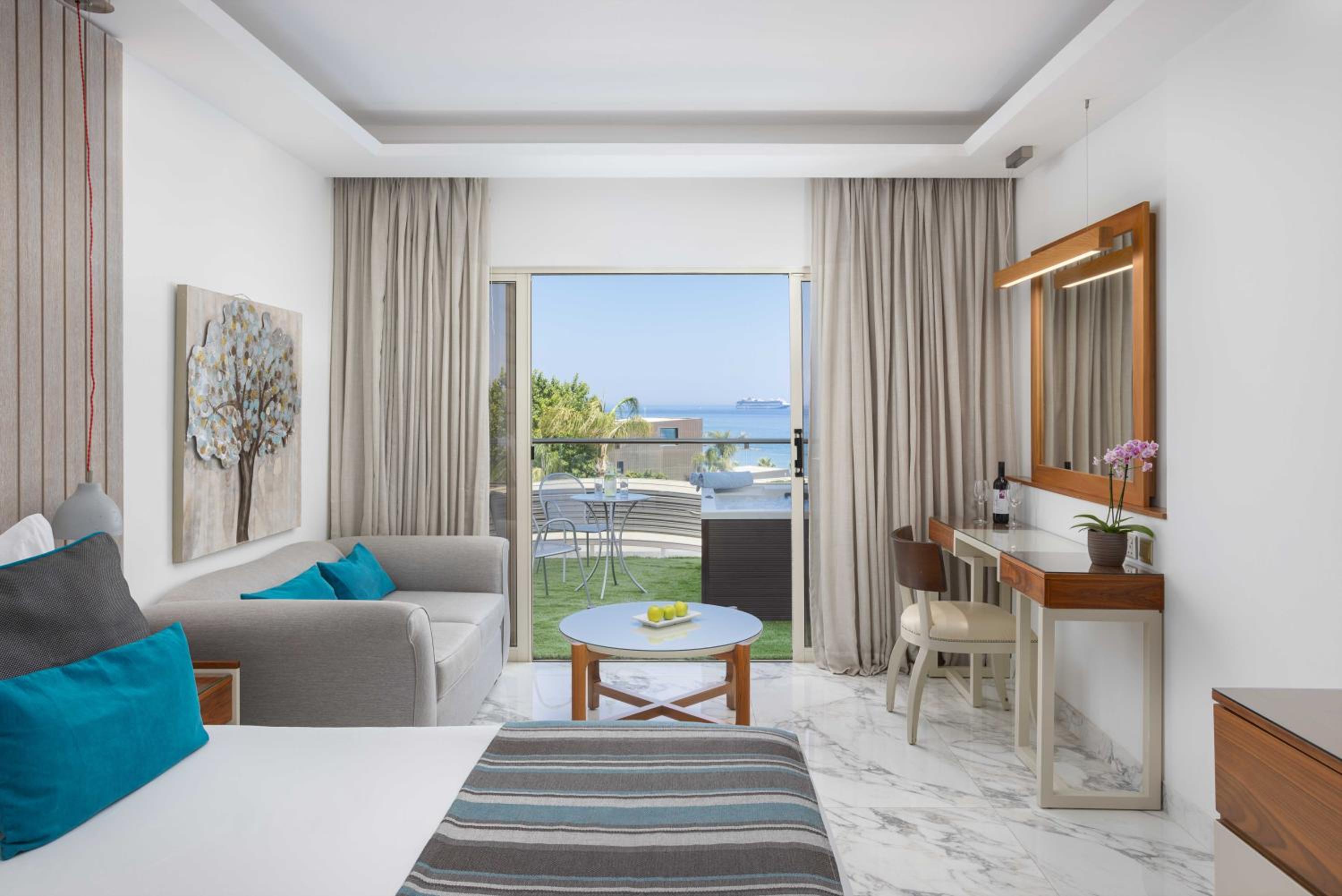 Artemis Suite Sea View with Outdoor Whirlpool