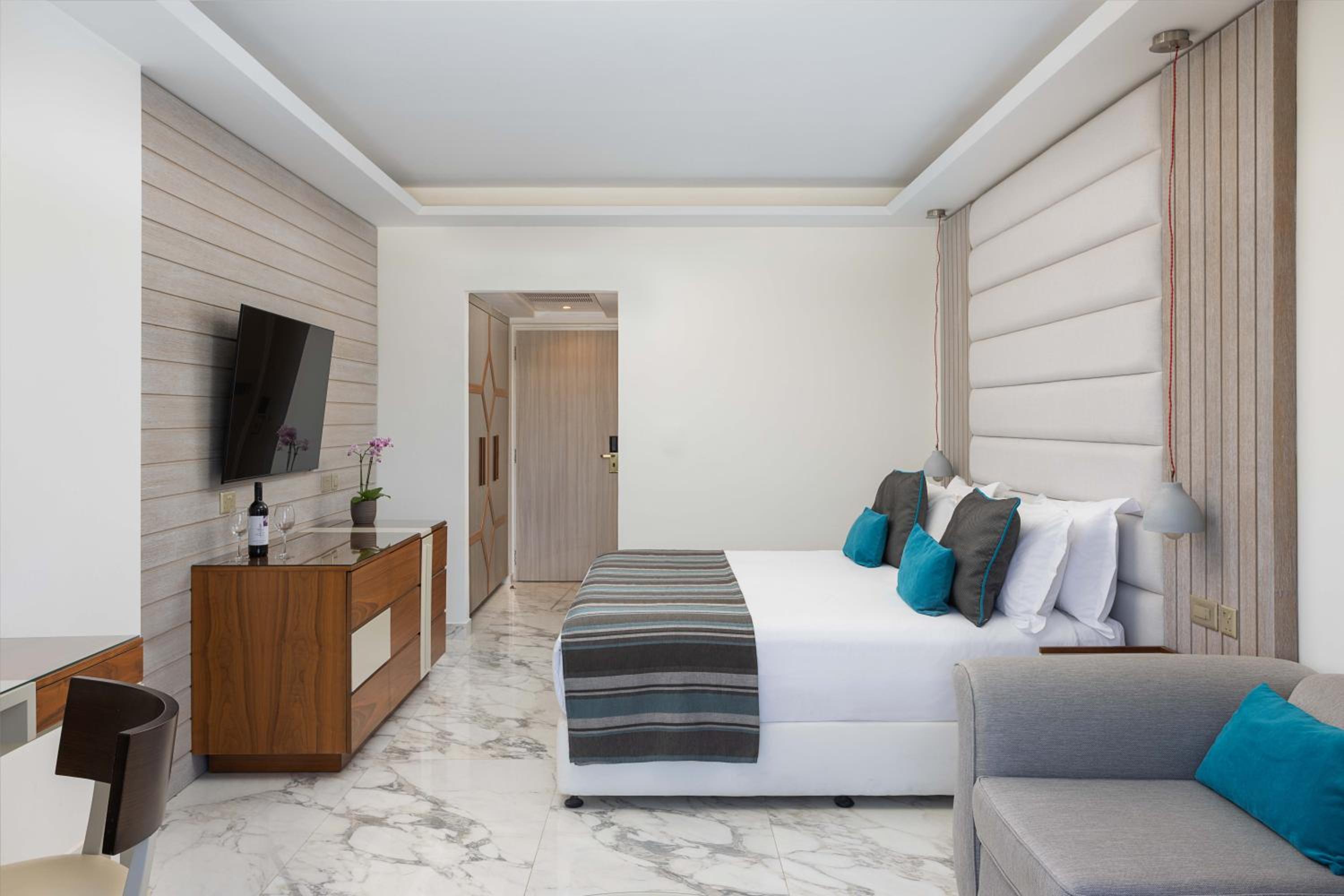 Artemis Suite Sea View with Outdoor Whirlpool photo 2