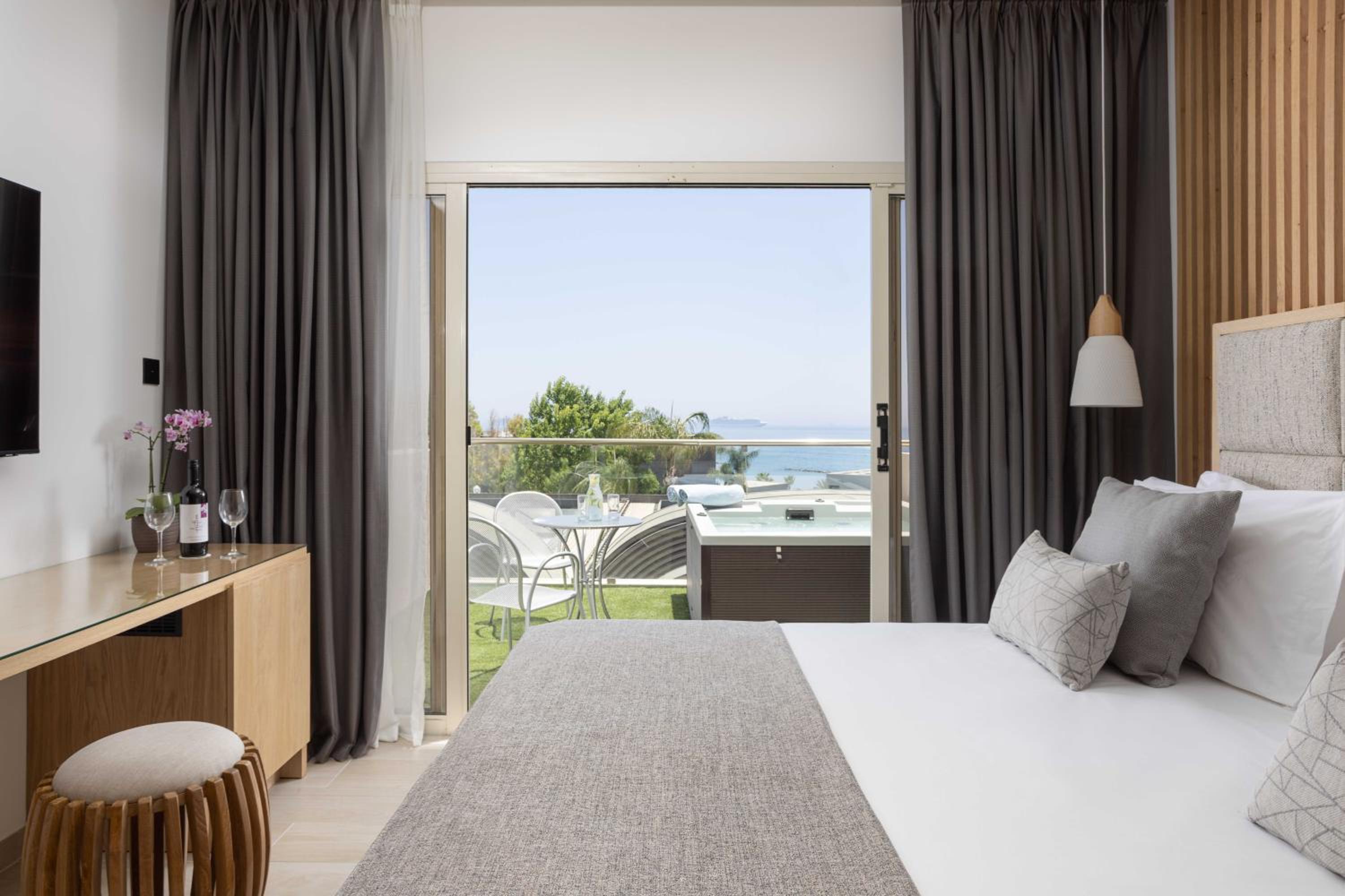 Junior Suite Twin/Double Sea View with Outdoor Whirlpool