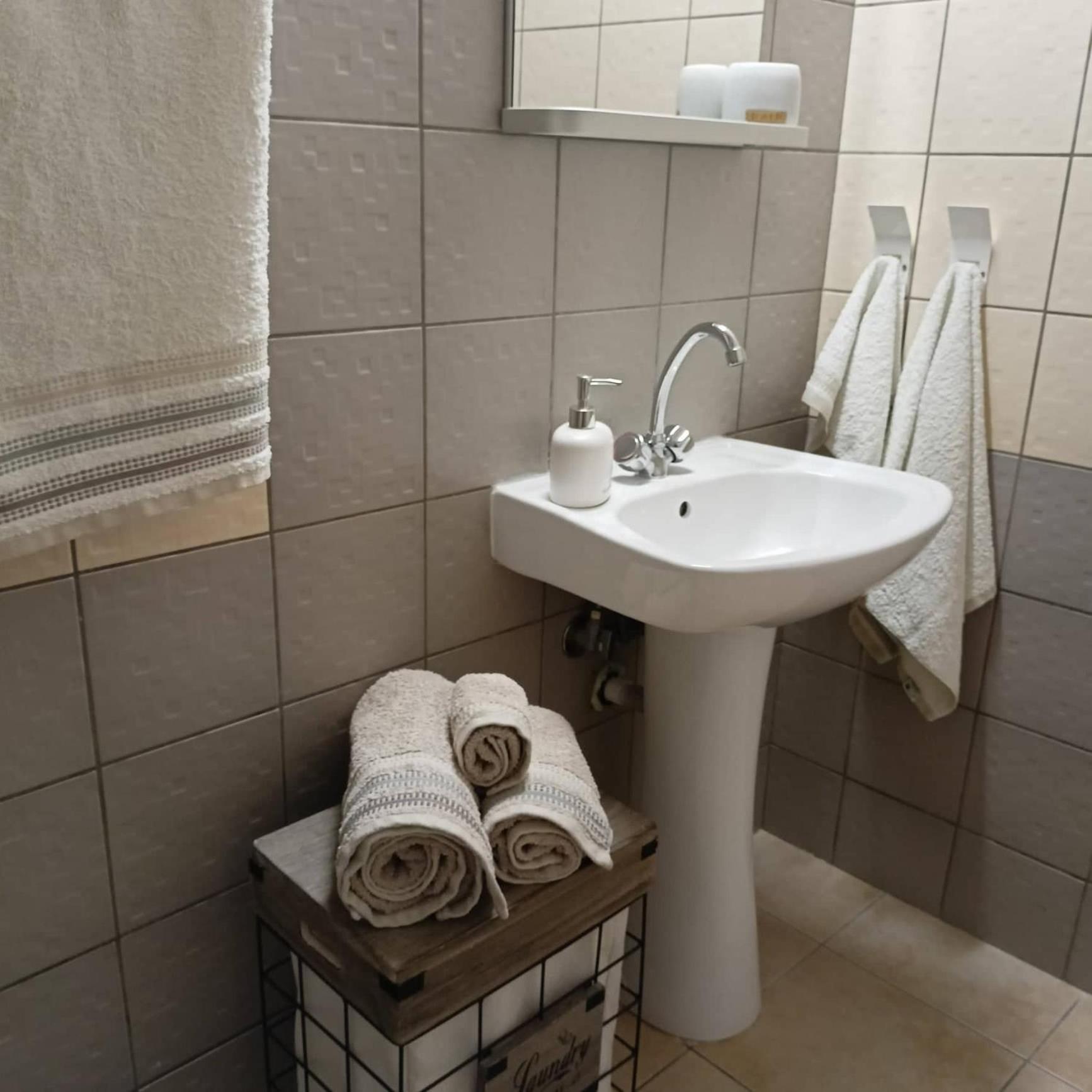 Double Room with Private Bathroom - Photo 6