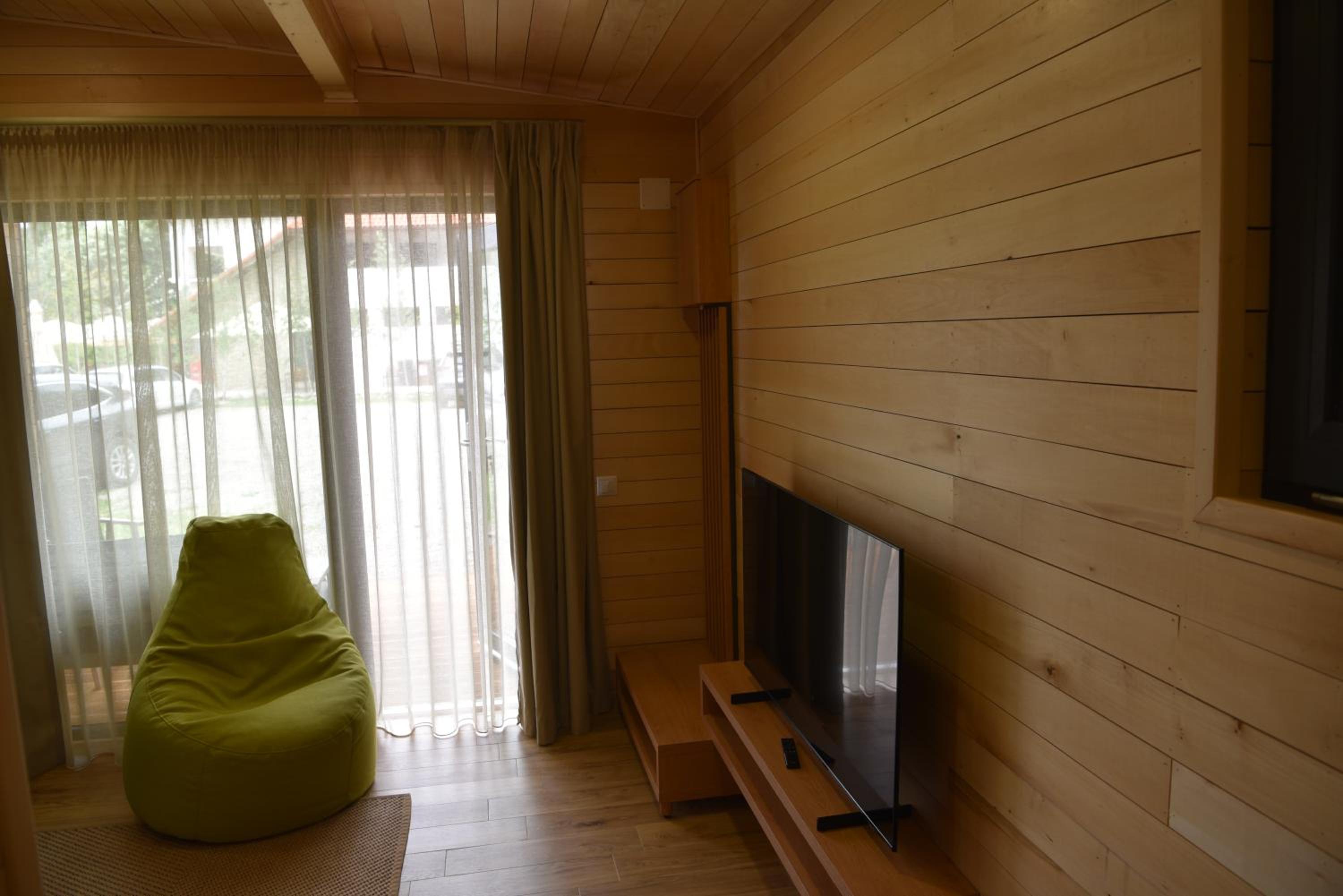 Bungalow with Garden View - Photo 7