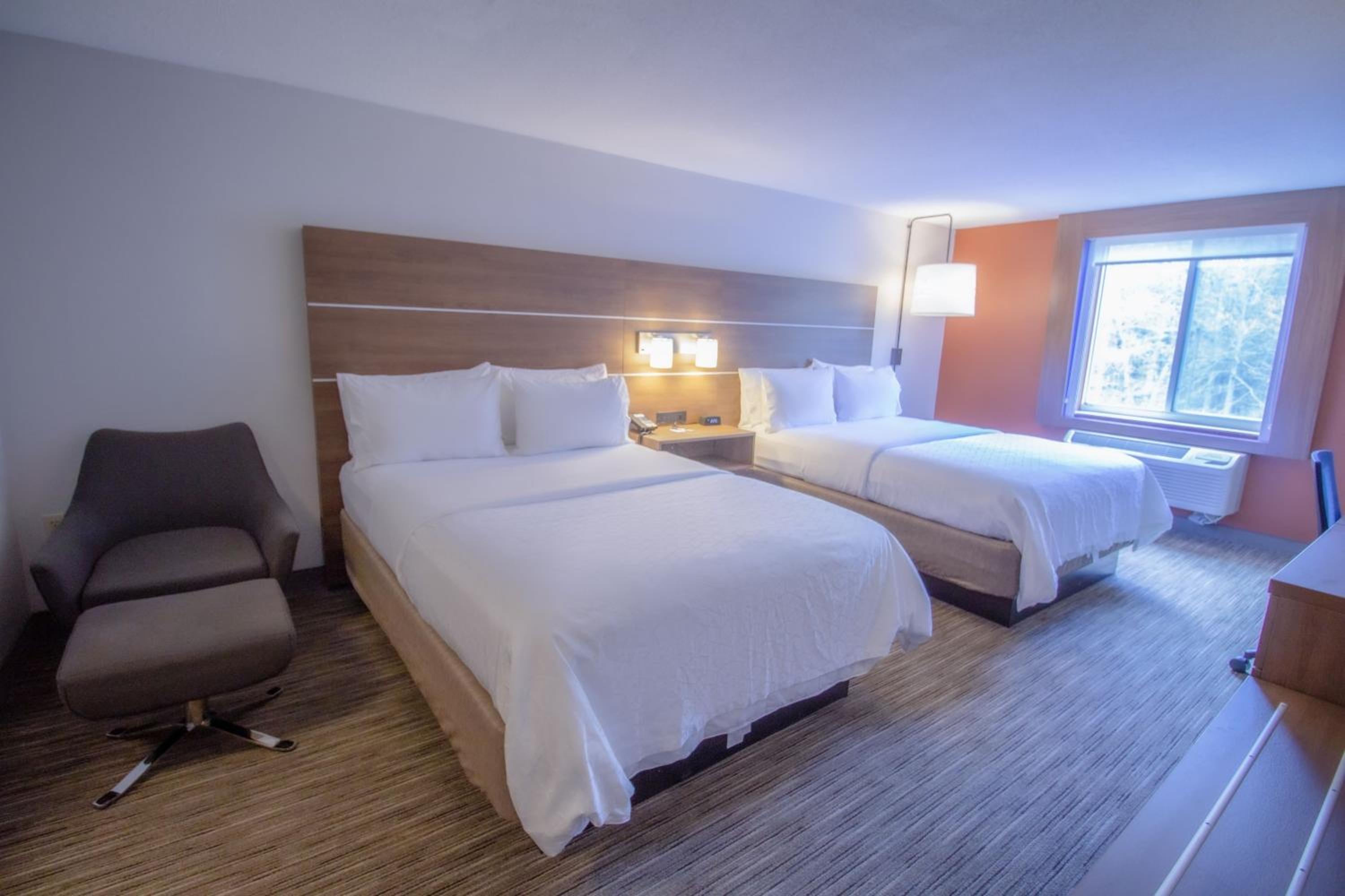 Standard Queen Room with Two Queen Beds - Photo 6