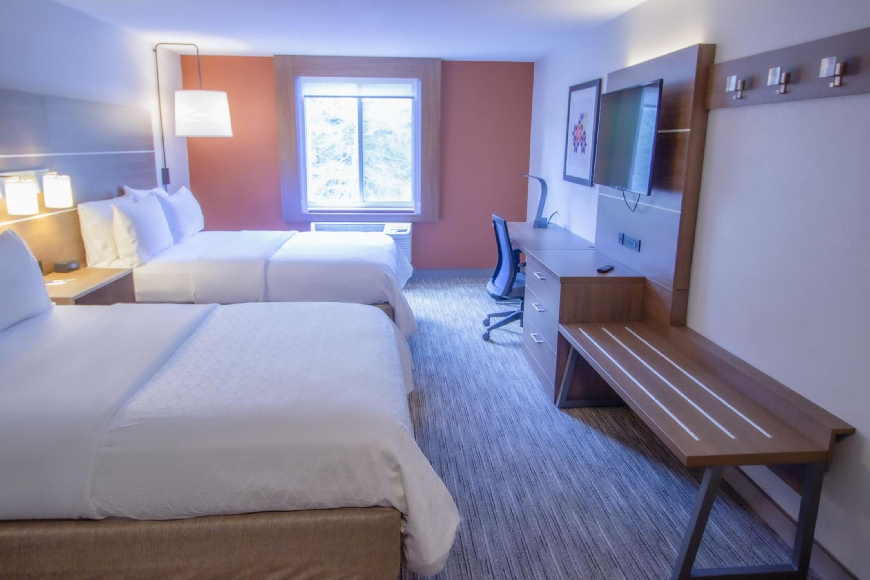 Standard Queen Room with Two Queen Beds - Photo 5