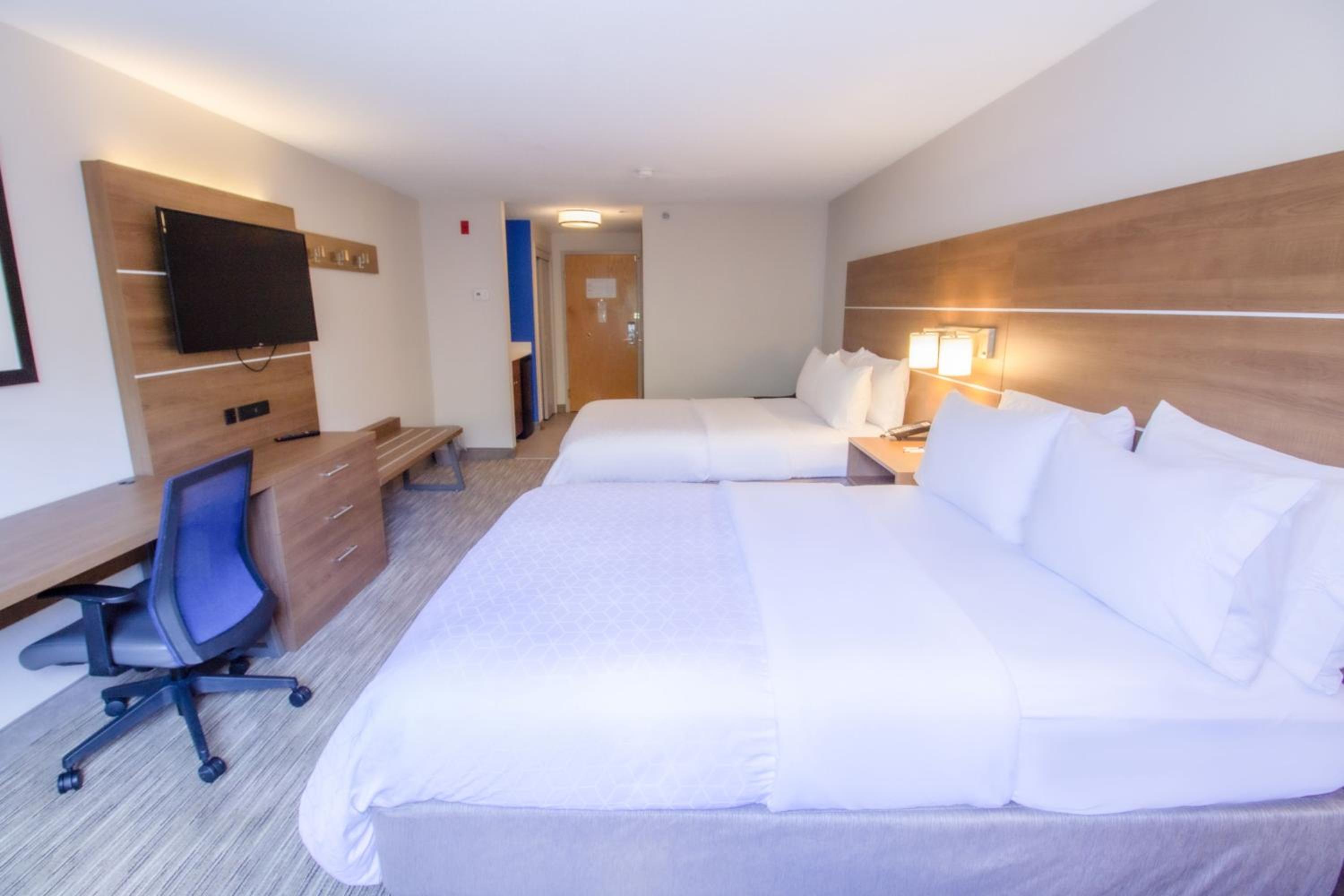 Standard Queen Room with Two Queen Beds - Photo 3