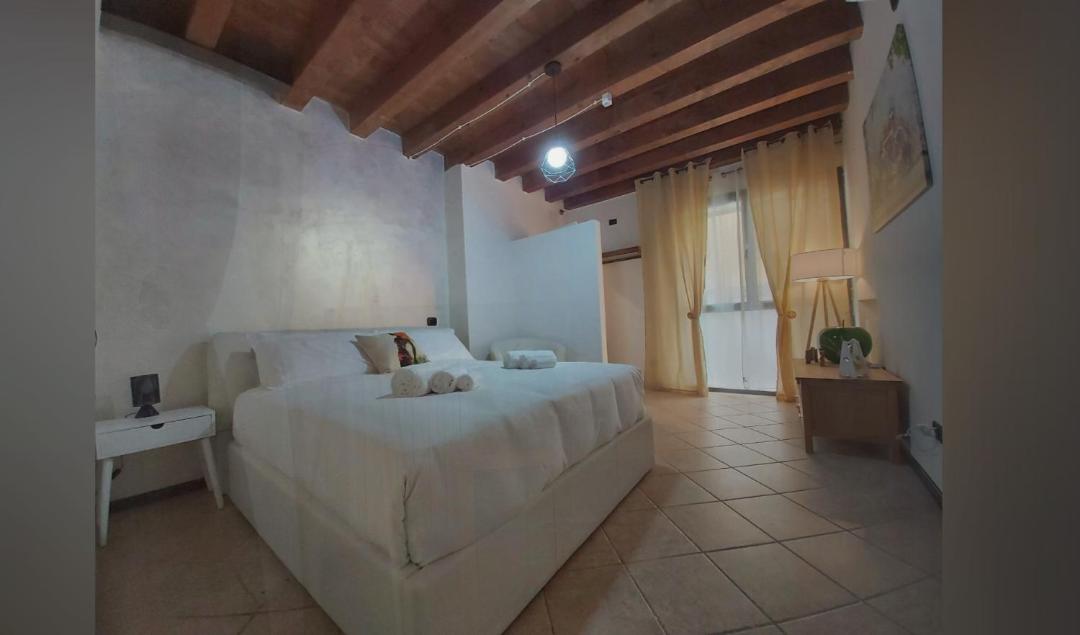 One-Bedroom Apartment - Photo 1