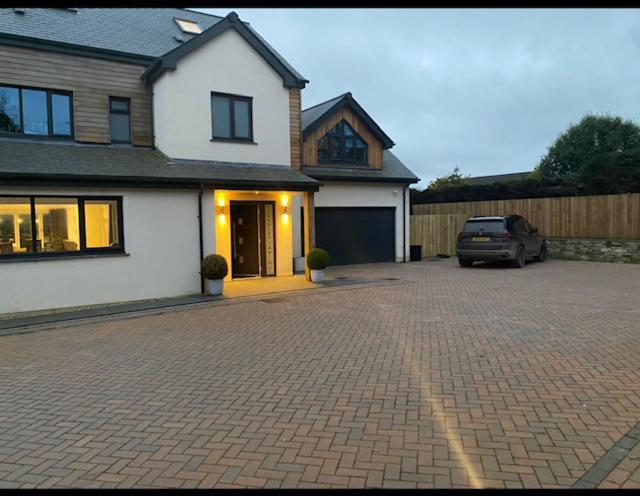 Four-Bedroom House photo 2