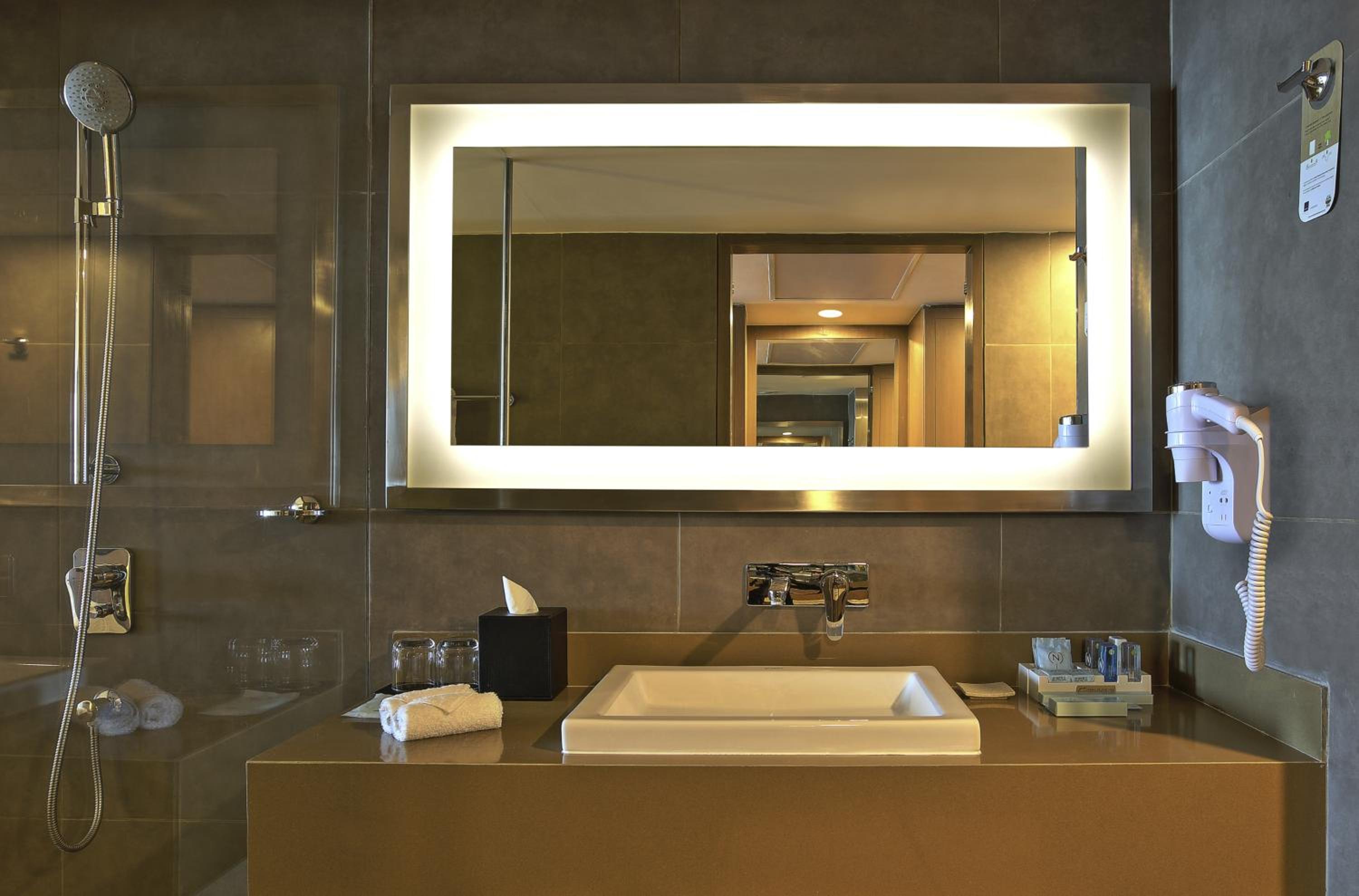Executive Room King Bed with Additional Privileges - Photo 6