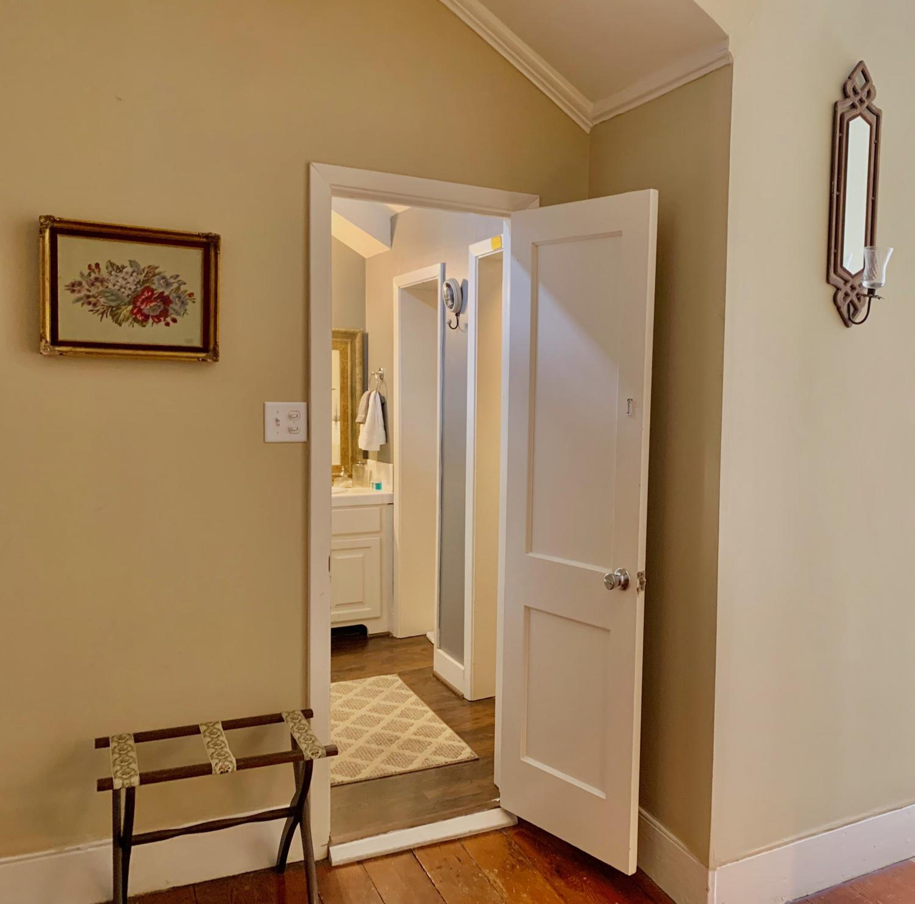 Deluxe King Suite - Photo 11