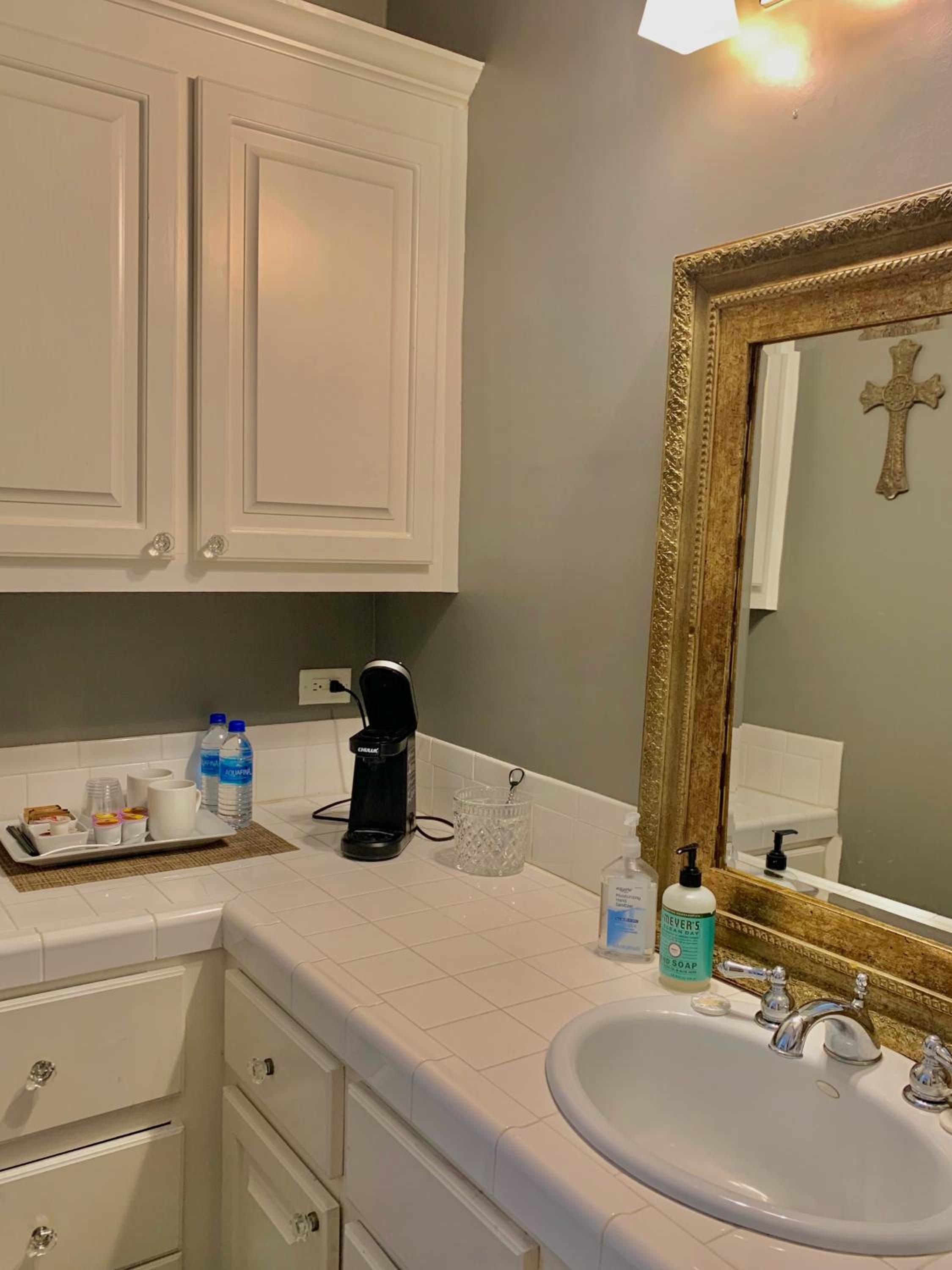 Deluxe King Suite - Photo 14