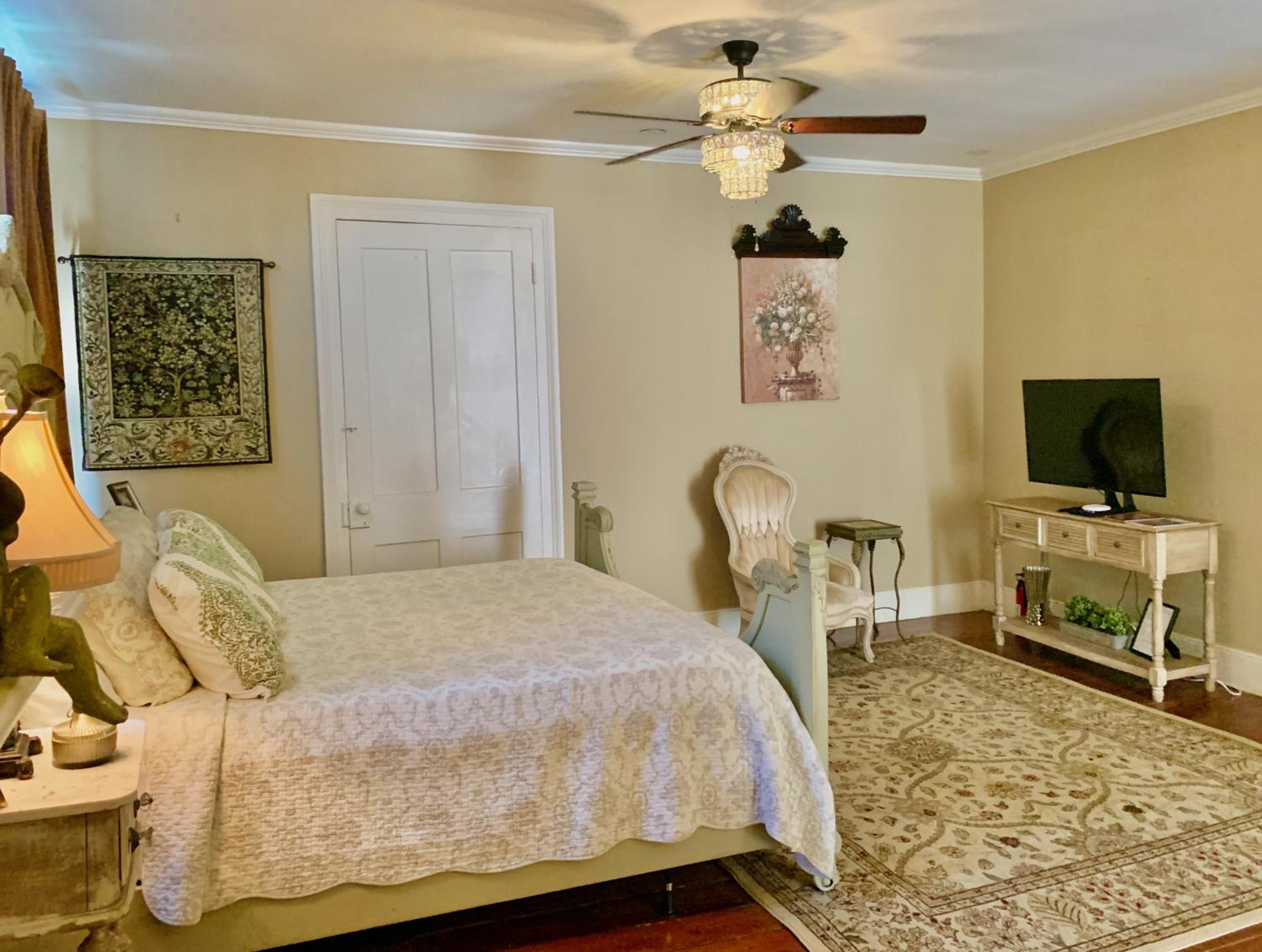 Deluxe King Suite - Photo 10