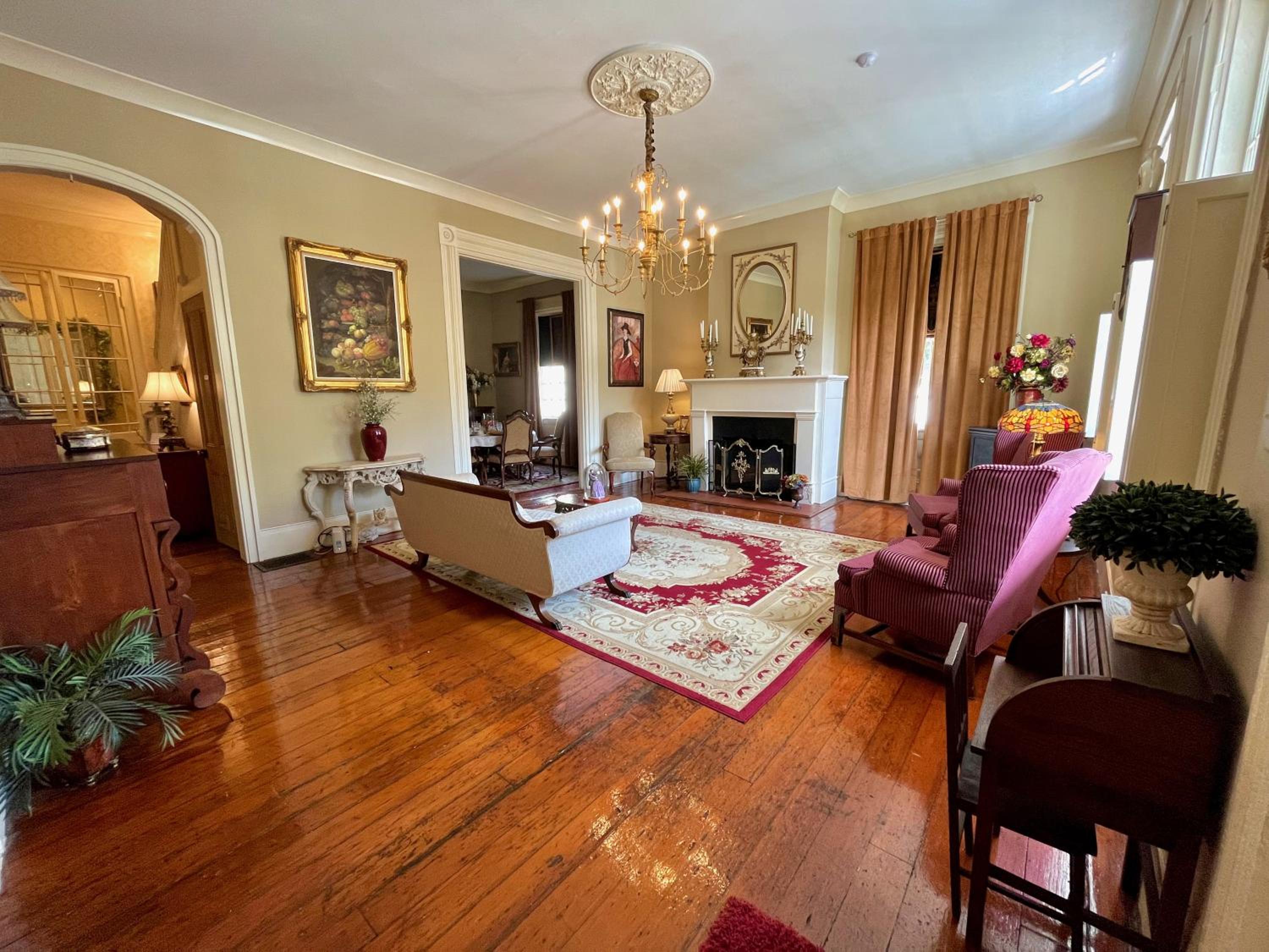 Deluxe Queen Suite - Photo 1