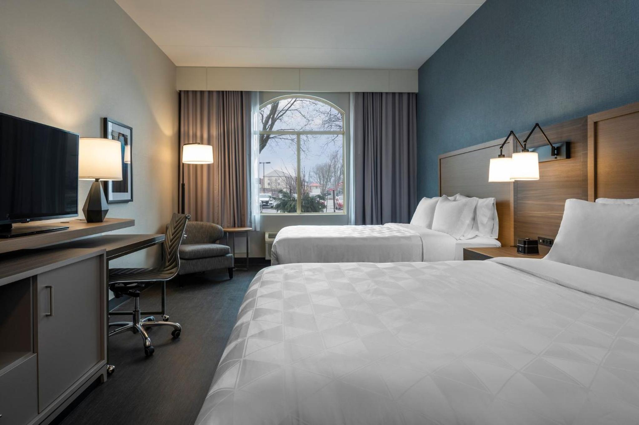 Standard Queen Room with Two Queen Beds - Pet Friendly/Ground Floor - Photo 1