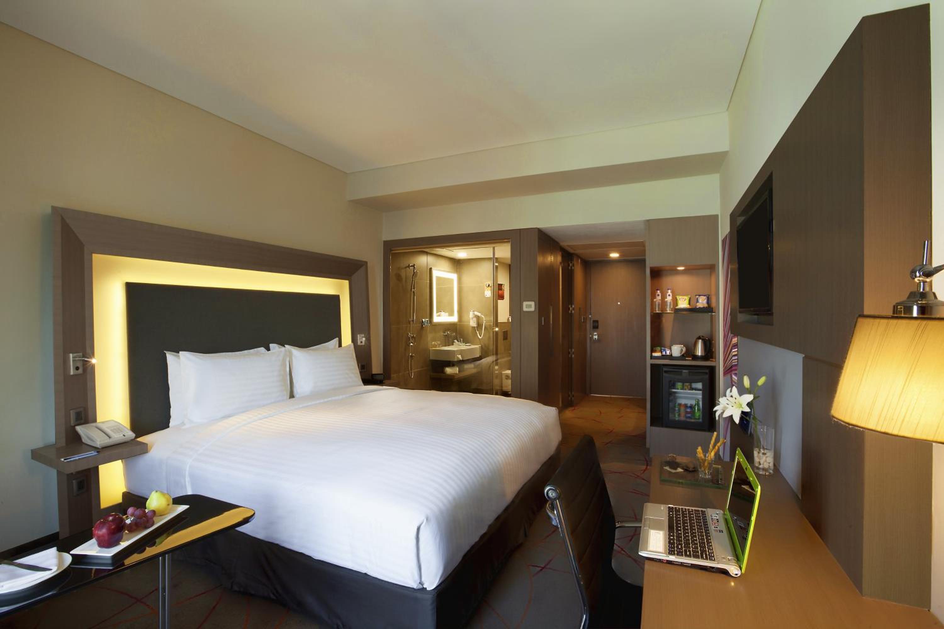 Executive Room King Bed with Additional Privileges - Photo 4